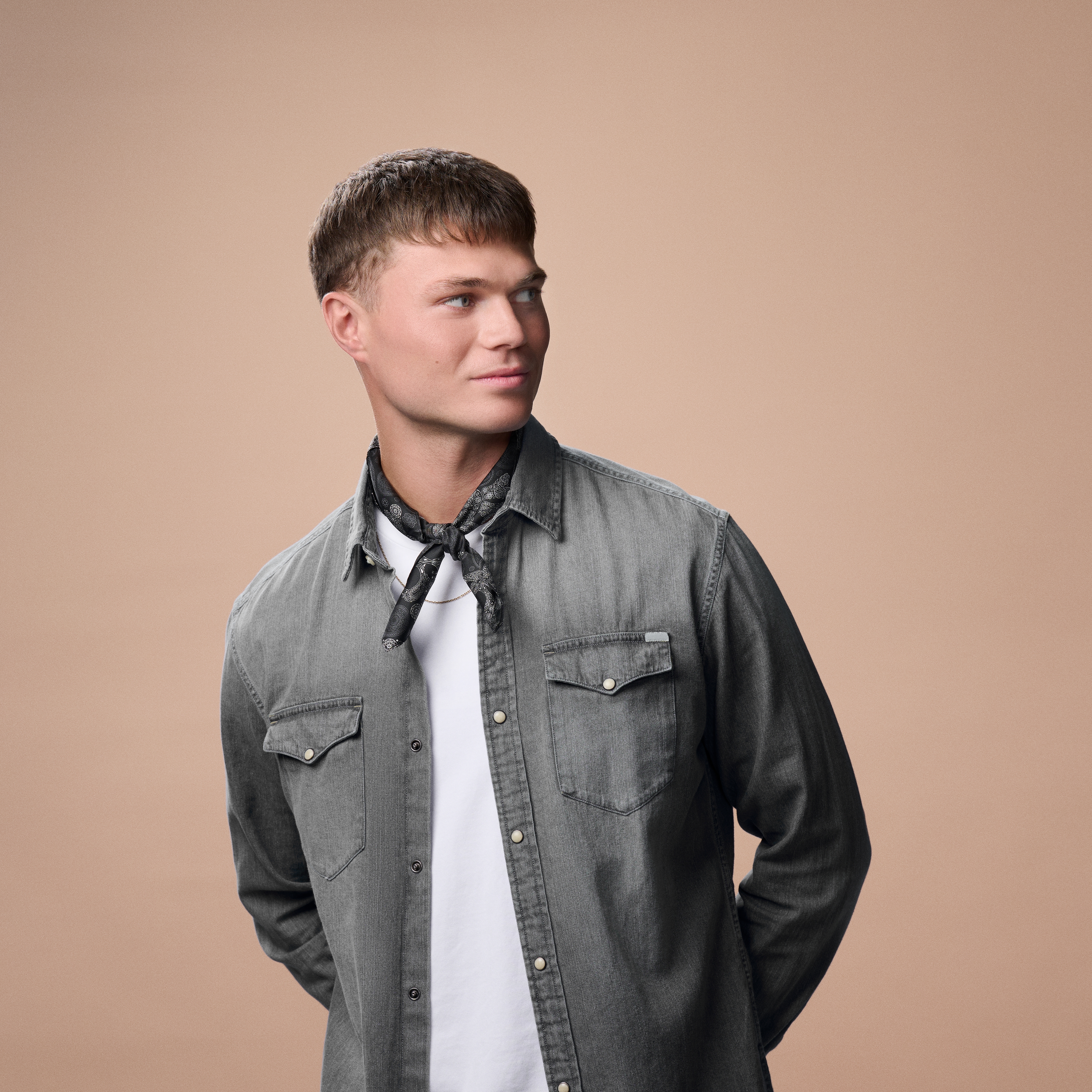 Fekete és szürke koponyás paisley mintás selyem nyaksál - 3