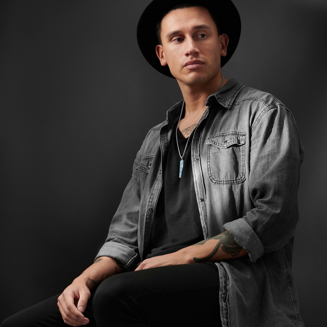 Orisun | Náhrdelník z nehrdzavejúcej ocele v striebornej farbe s príveskom s líniami a kameňom apatit  - 3