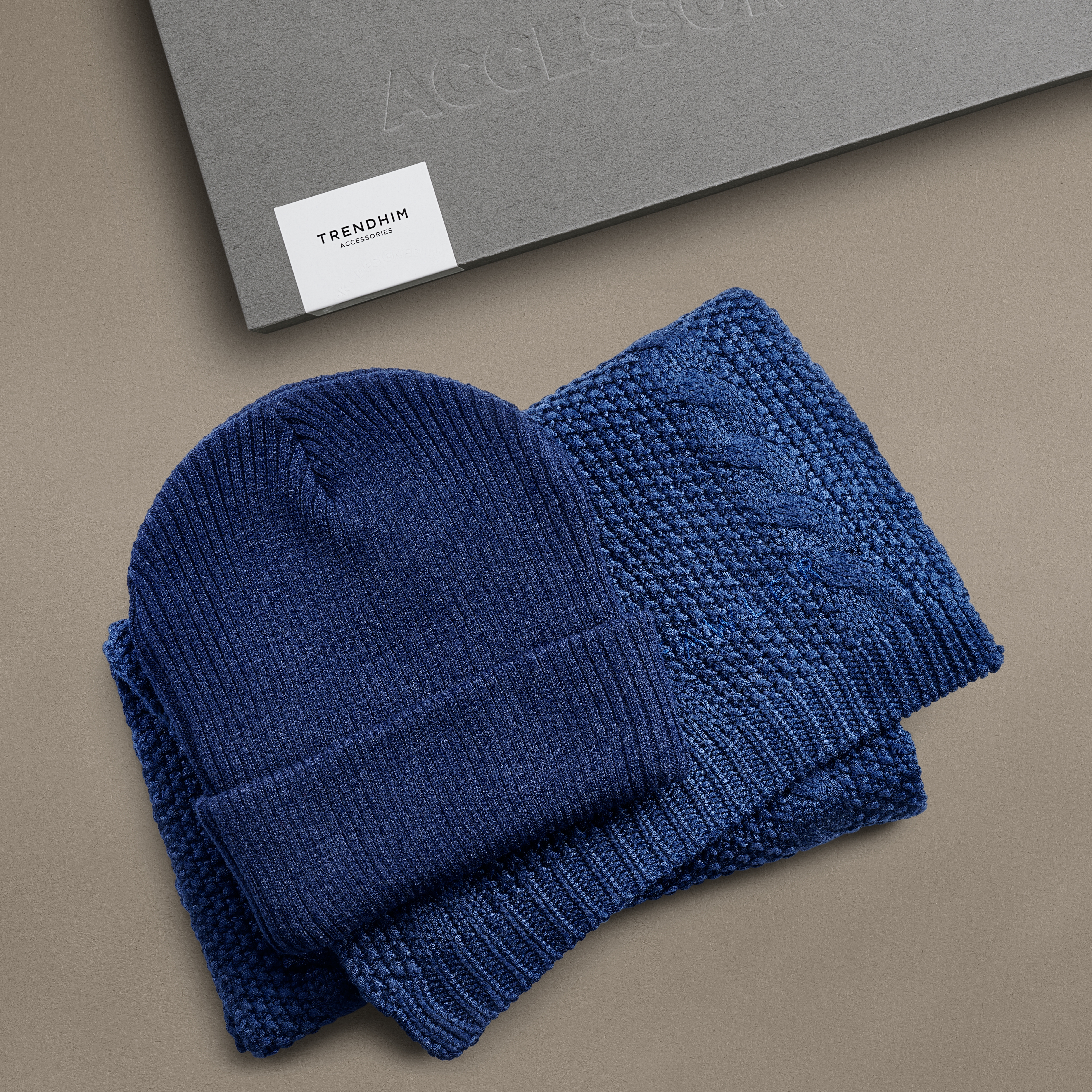 Marineblå Uld Halstørklæde & Hue i Bomuld Gaveæske - 2