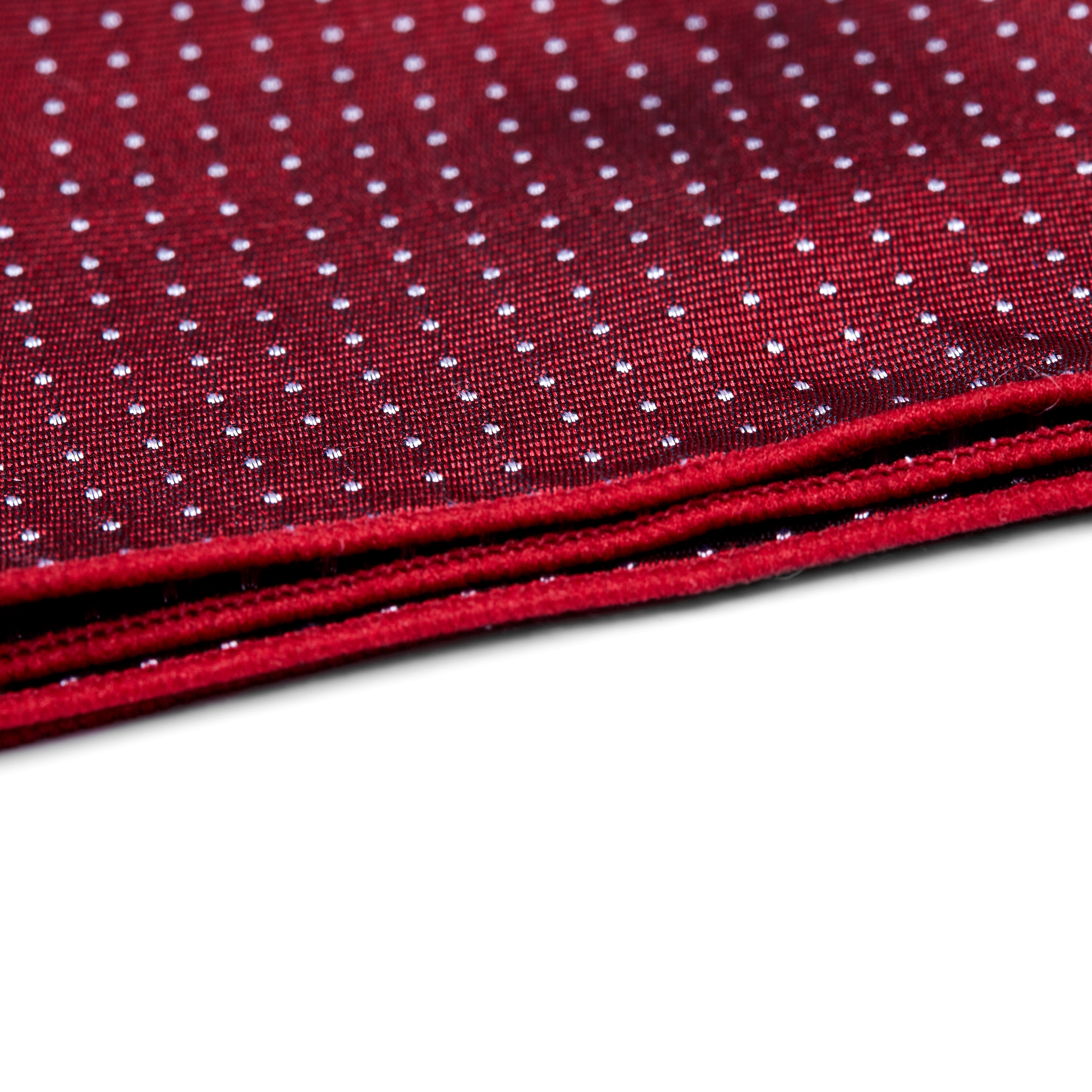 Pochette de costume en soie rouge à pois blancs - 2