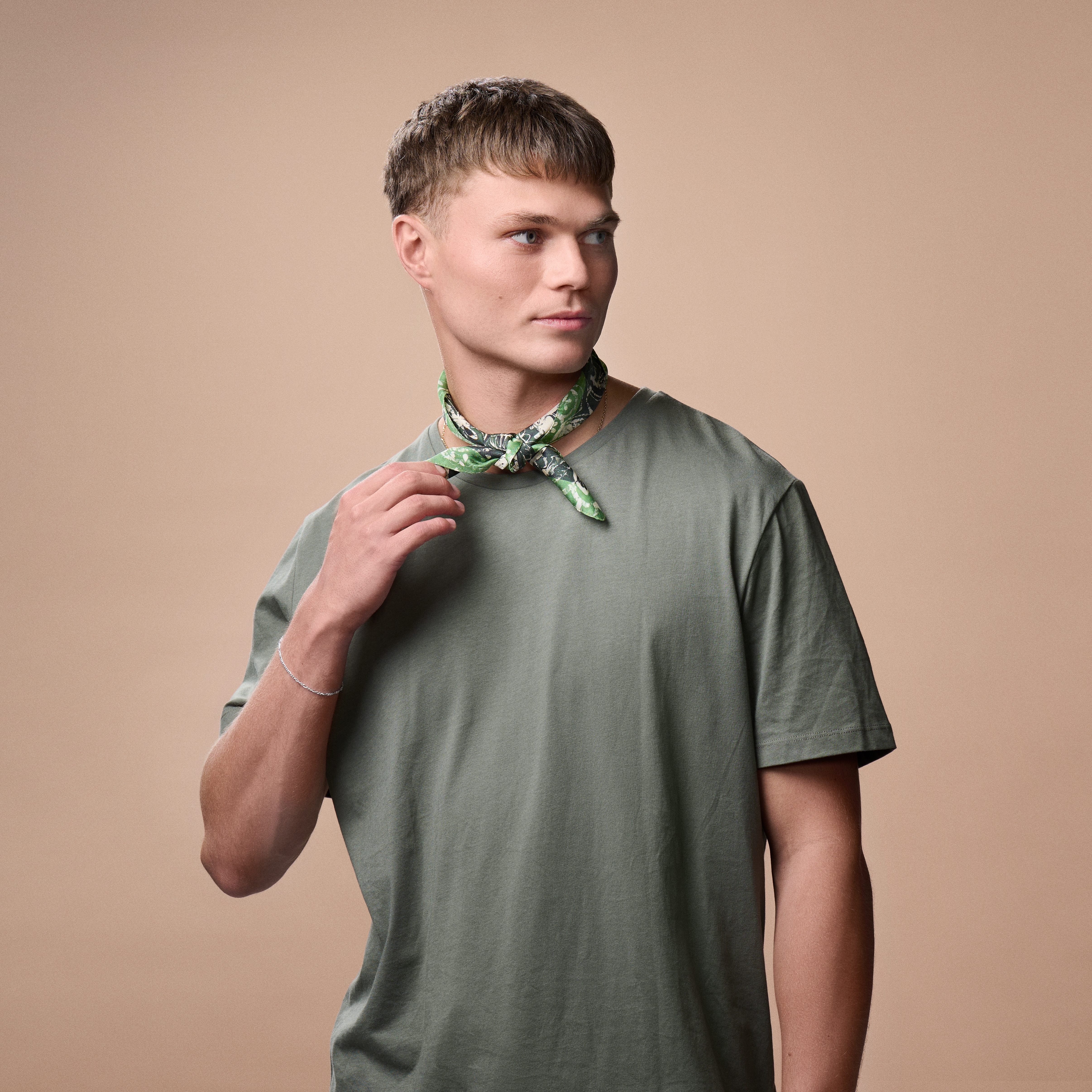 Virtuo | Foulard in seta con motivo paisley verde scuro - 2