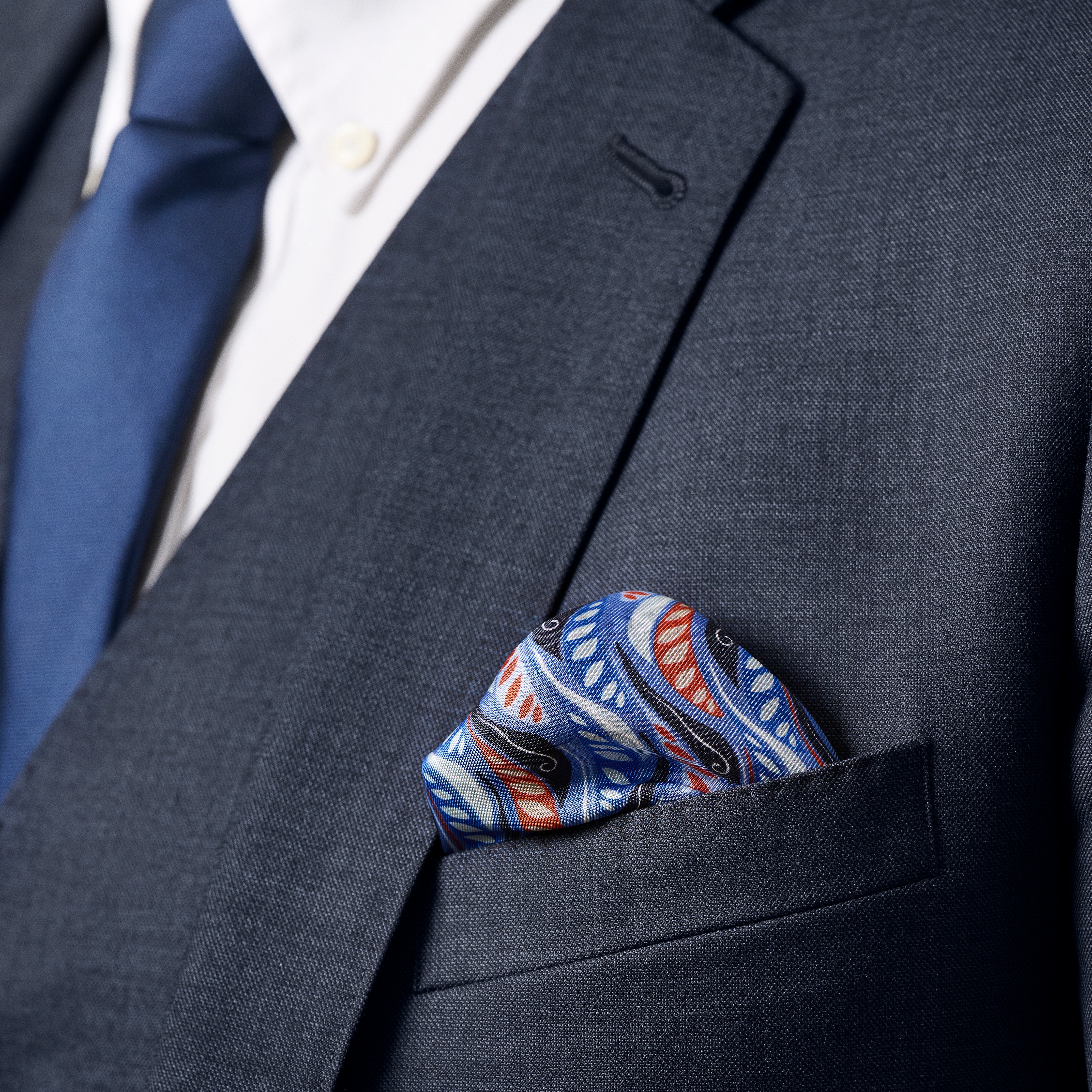 Virtuo | Pochette de costume en soie à motifs de plumes bleues - 3