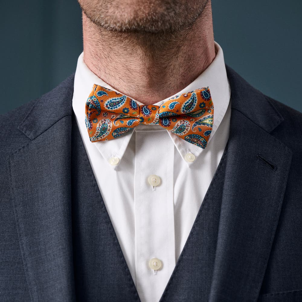 hover: Virtuo | Mandarijnkleurige zijden voorgestrikte vlinderdas met paisleymotief hover: Virtuo | Mandarijnkleurige zijden voorgestrikte vlinderdas met paisleymotief
