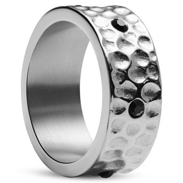 Orphic | 9 mm młotkowany i szczotkowany pierścionek srebrzysty ze stali nierdzewnej z czarnymi cyrkoniami