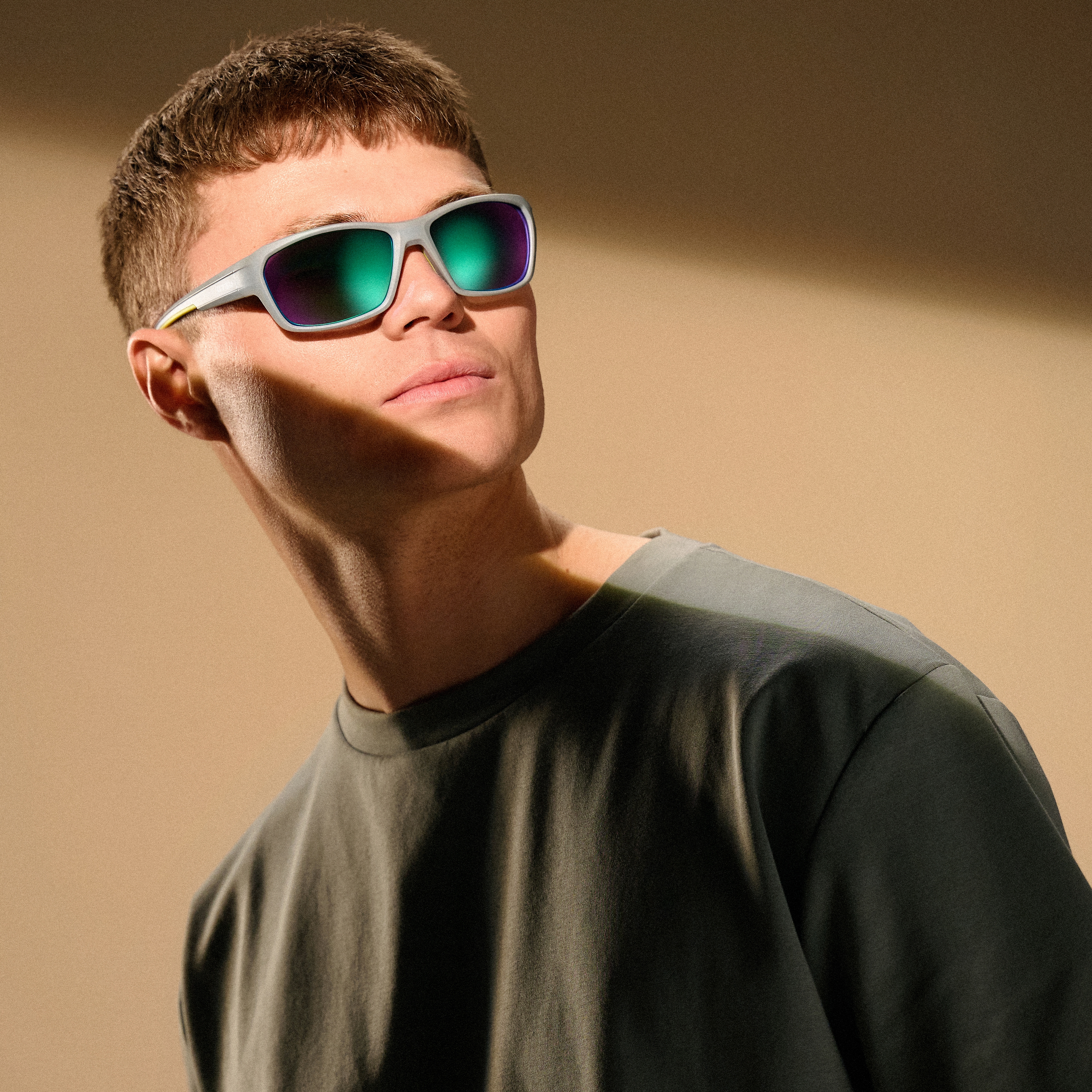 Lunettes de soleil sport grises avec verres bleus et verts polarisés - 4