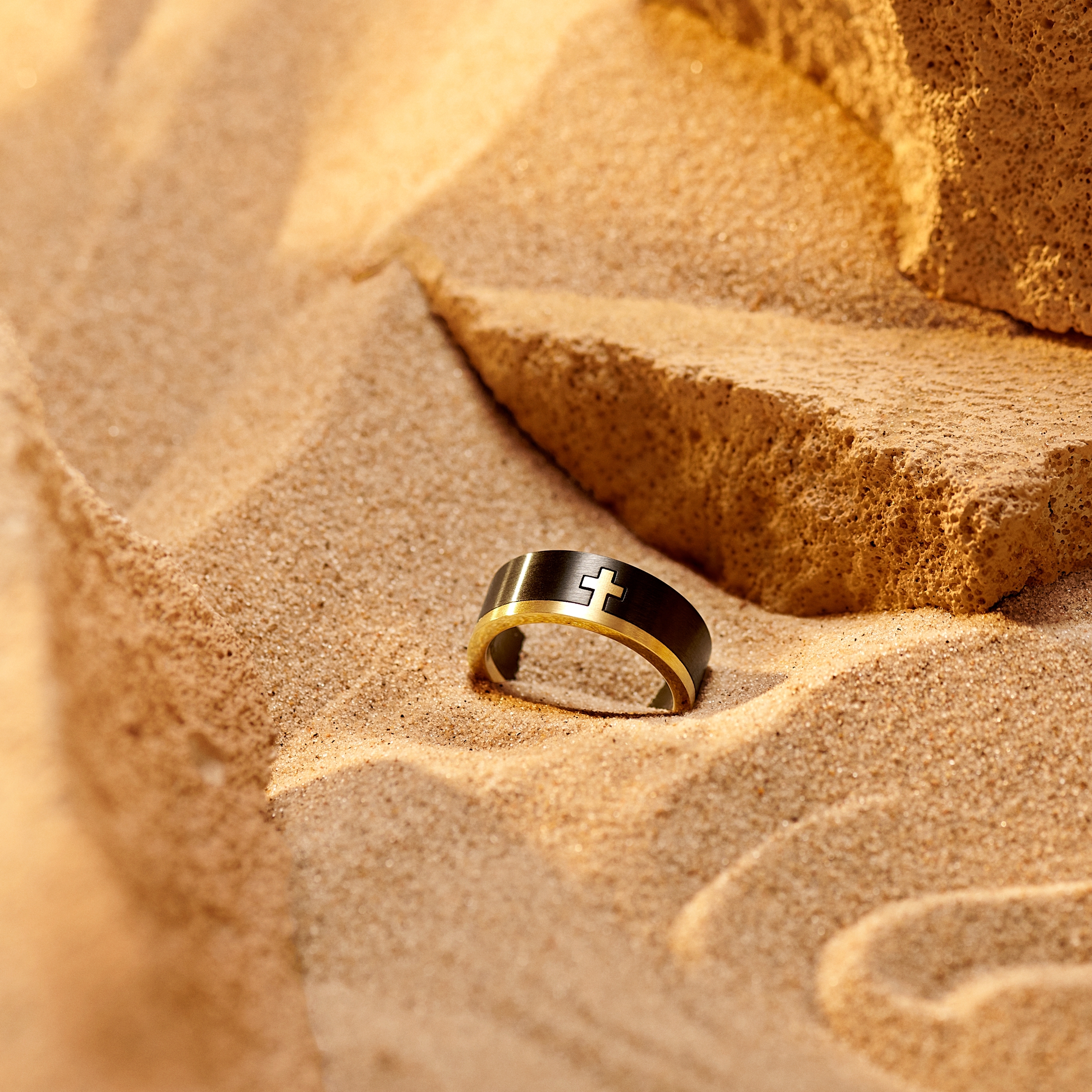 Unity | 8 mm czarno-złocisty pierścionek z krzyżykiem - 2