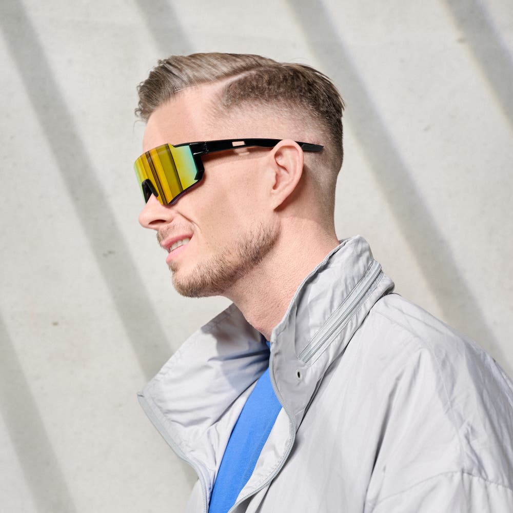 hover: Lunettes de soleil de sport à monture couvrante noires et oranges hover: Lunettes de soleil de sport à monture couvrante noires et oranges