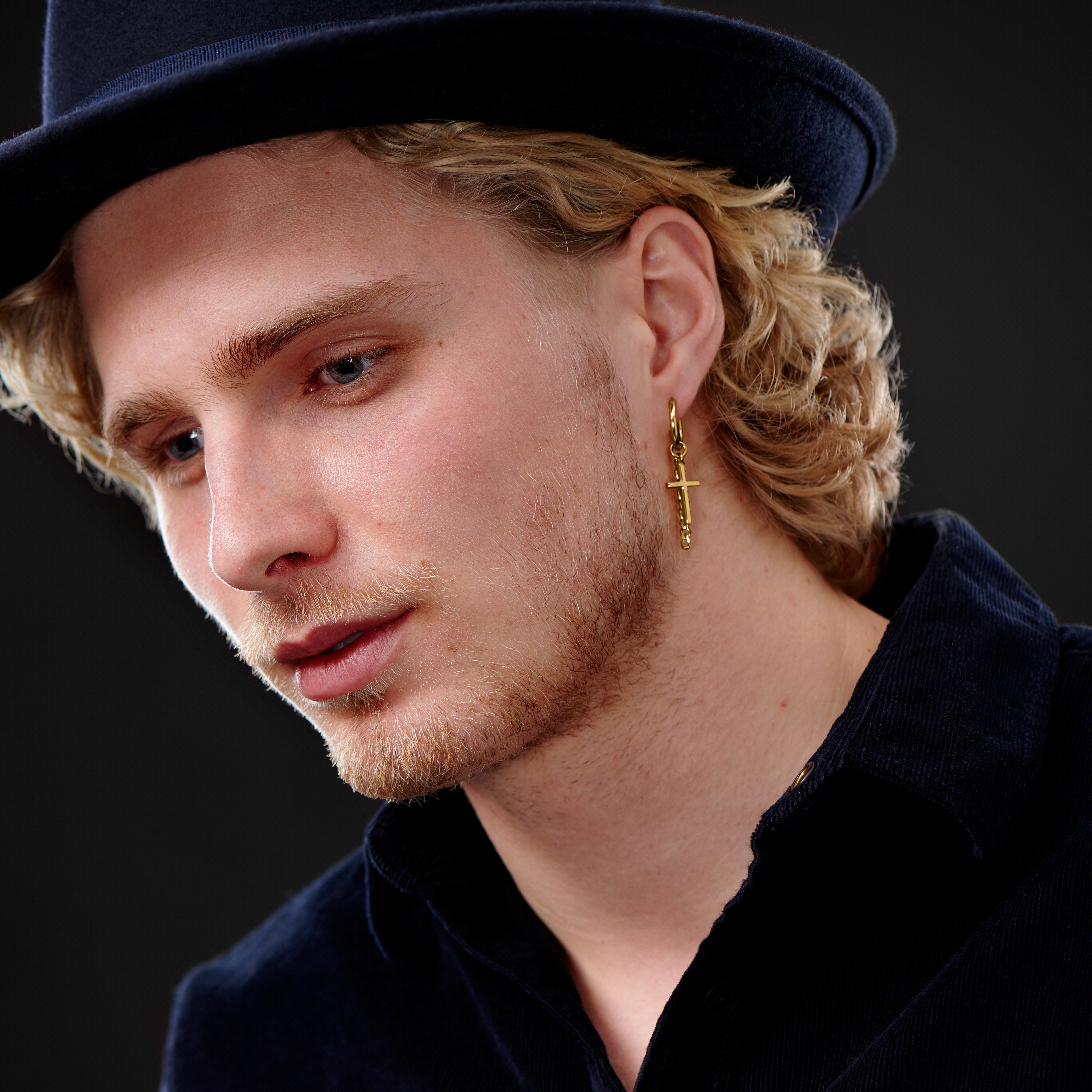 Arany tónusú acél karika fülbevaló kereszttel és lánccal - 4