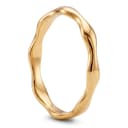 Molten | 4 mm goldfarbener Edelstahl Ring mit wellenförmigem Design Molten | 4 mm goldfarbener Edelstahl Ring mit wellenförmigem Design