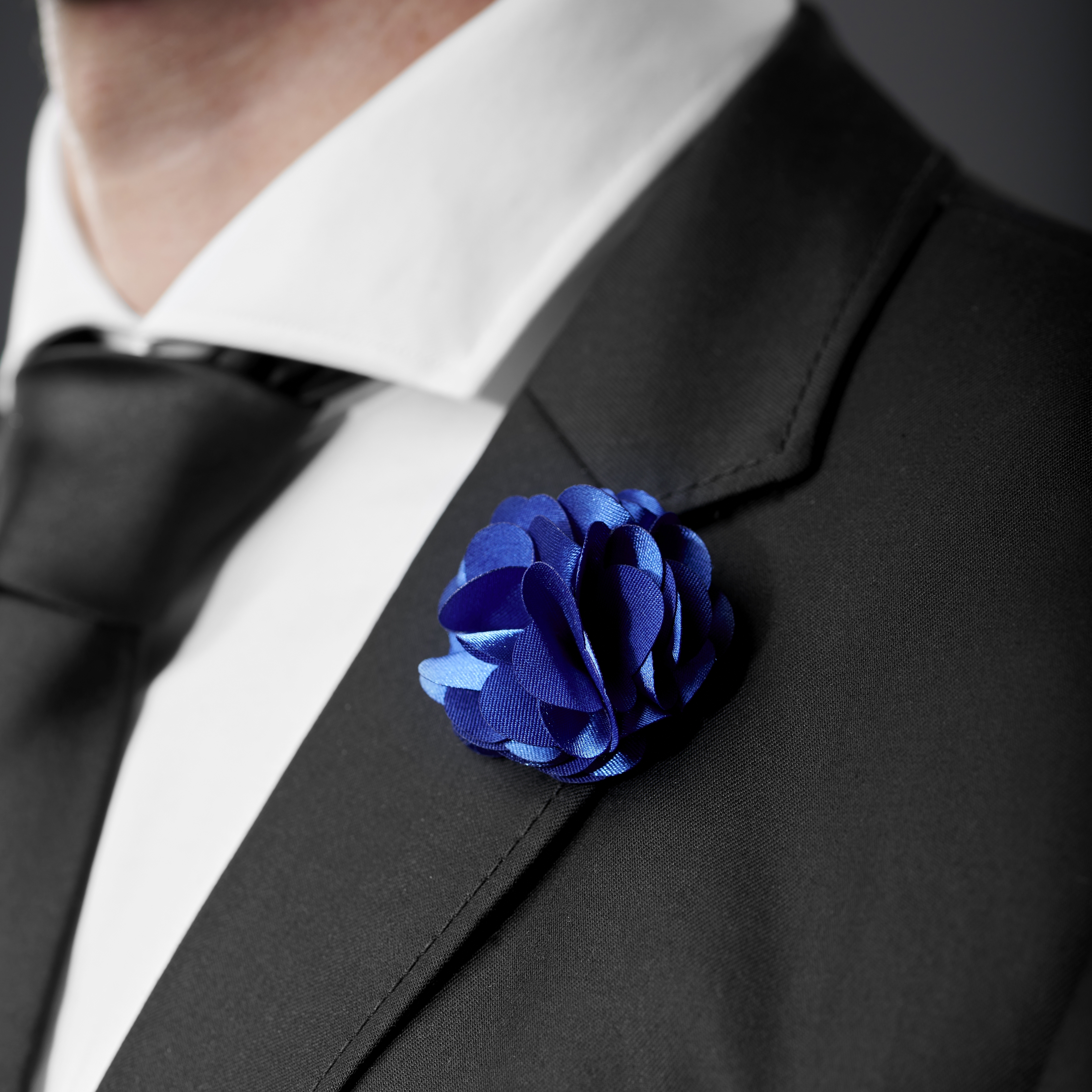 Luxuriöse Königsblaue Blumen Reversnadel - 3