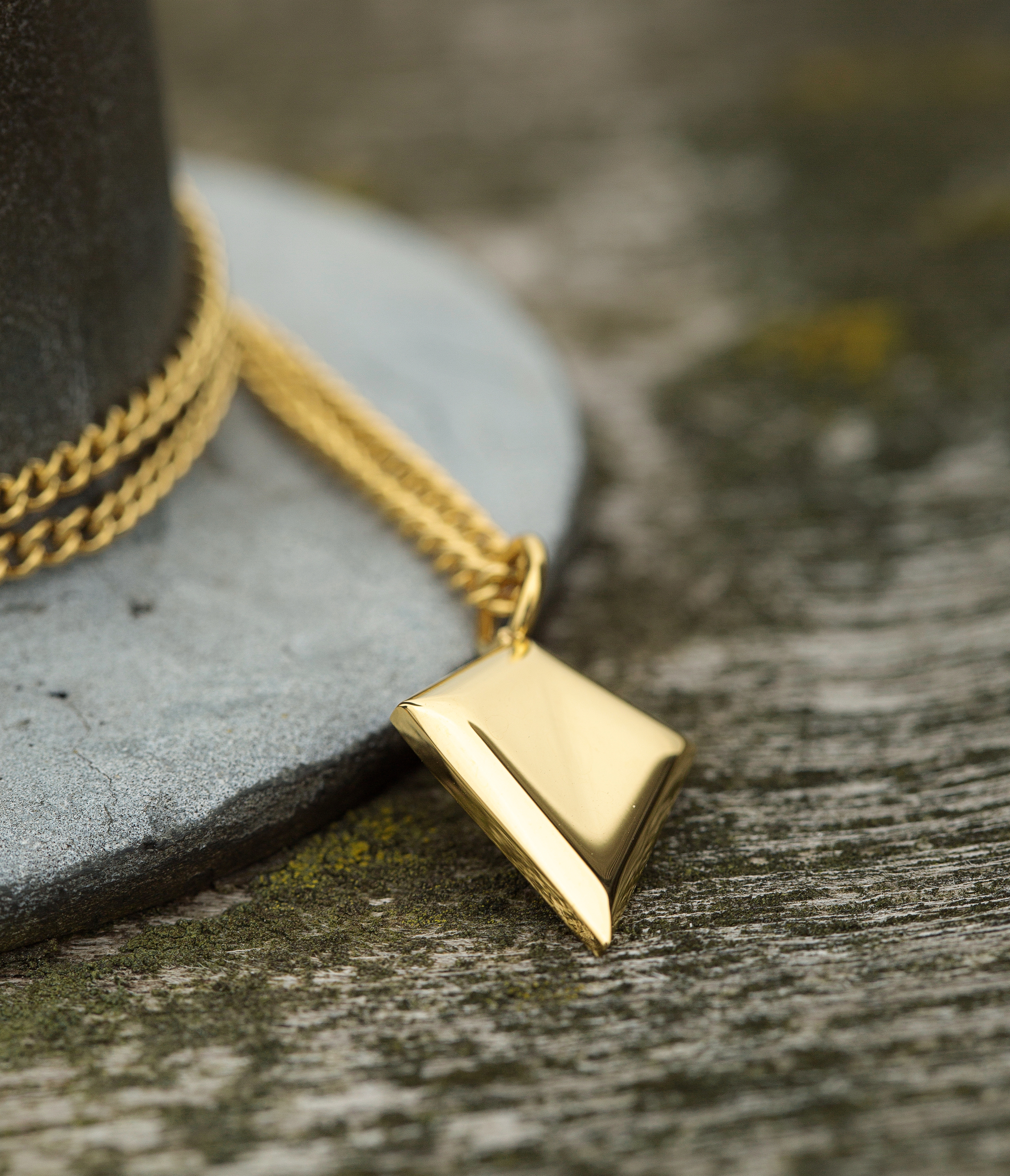 Stalen constructie. Geometrische designs. Subliem vakmanschap. Verstelbare ketting. Alles kan worden afgevinkt!