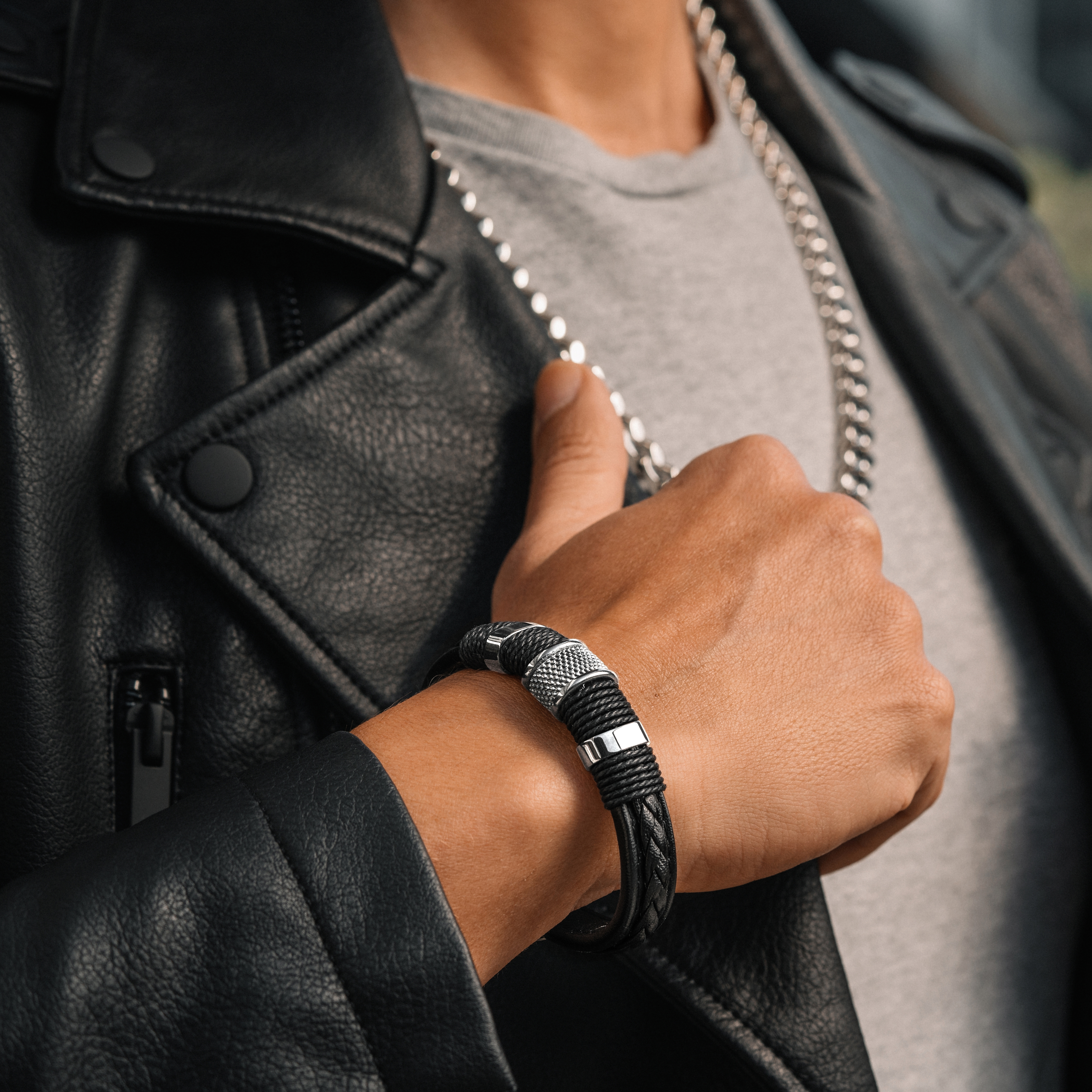 Bracciale iconico in pelle nera e acciaio color argento - 4