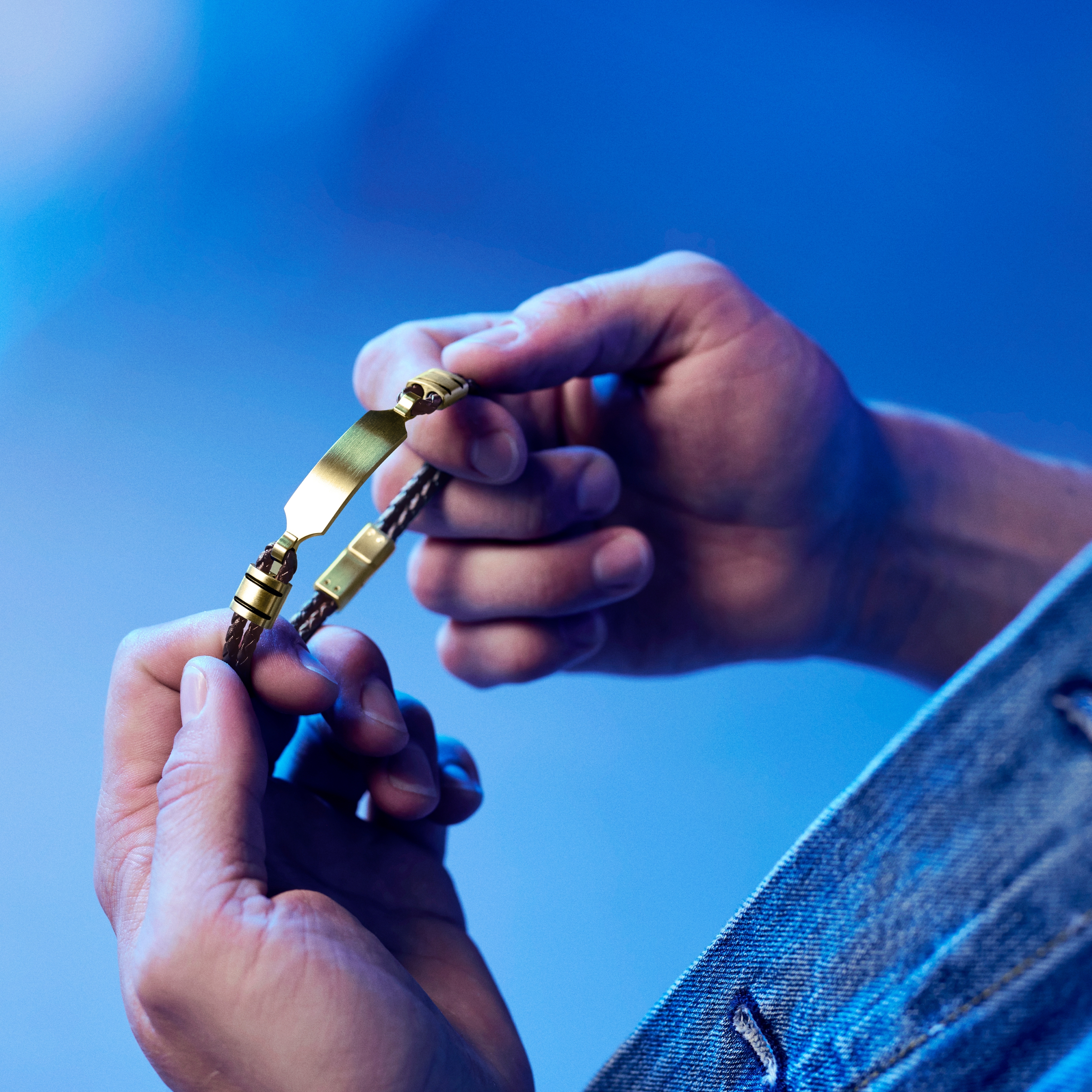 Nomen | Καφέ Δερμάτινο Βραχιόλι με Μεγάλη Χρυσαφί Ατσάλινη ID Πλακέτα - 2