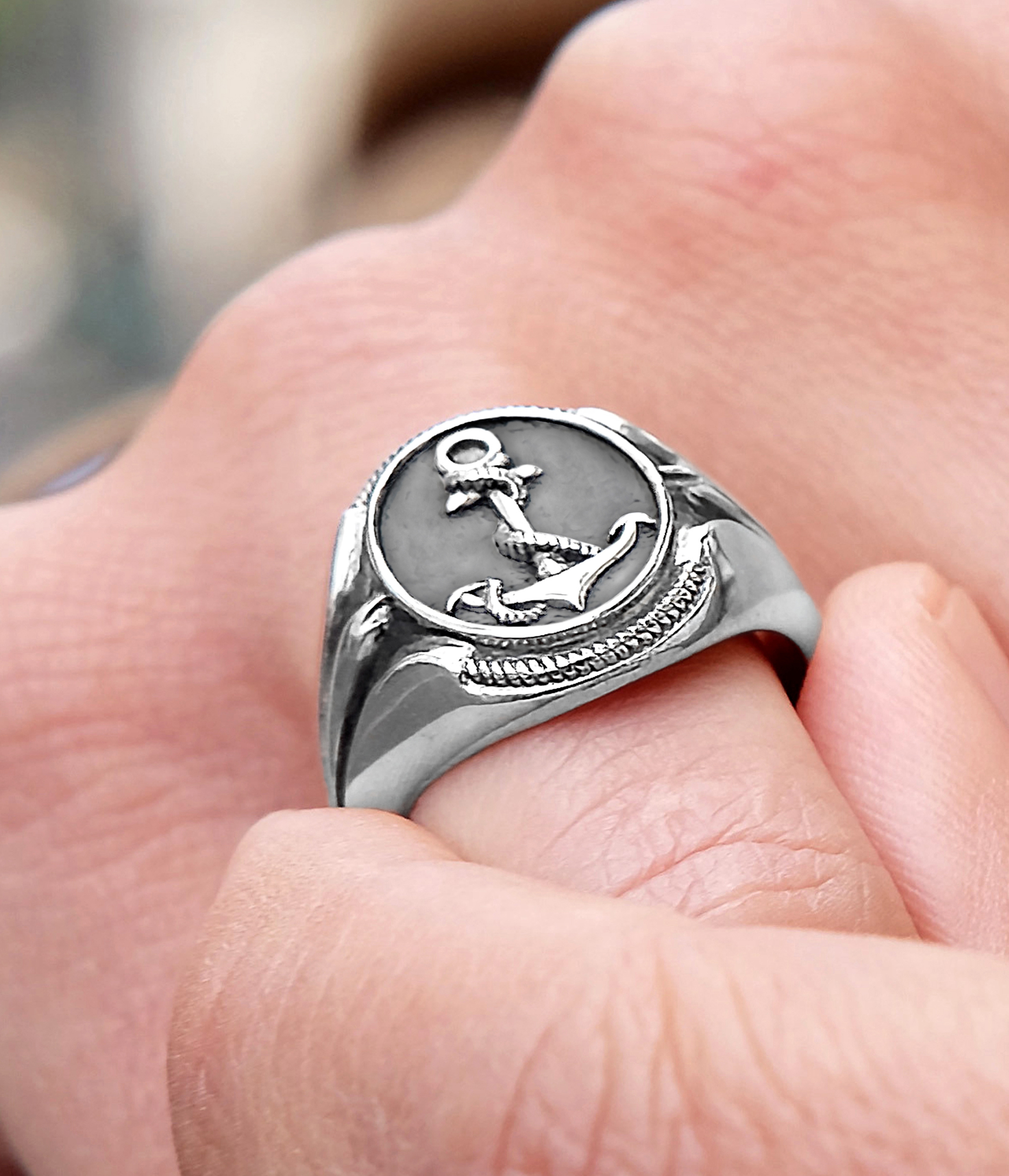 De ring met zeemansmotief, verfijnd gemaakt van sterling zilver, zorgt voor elementen van nautische avonturen in je dagdromen.