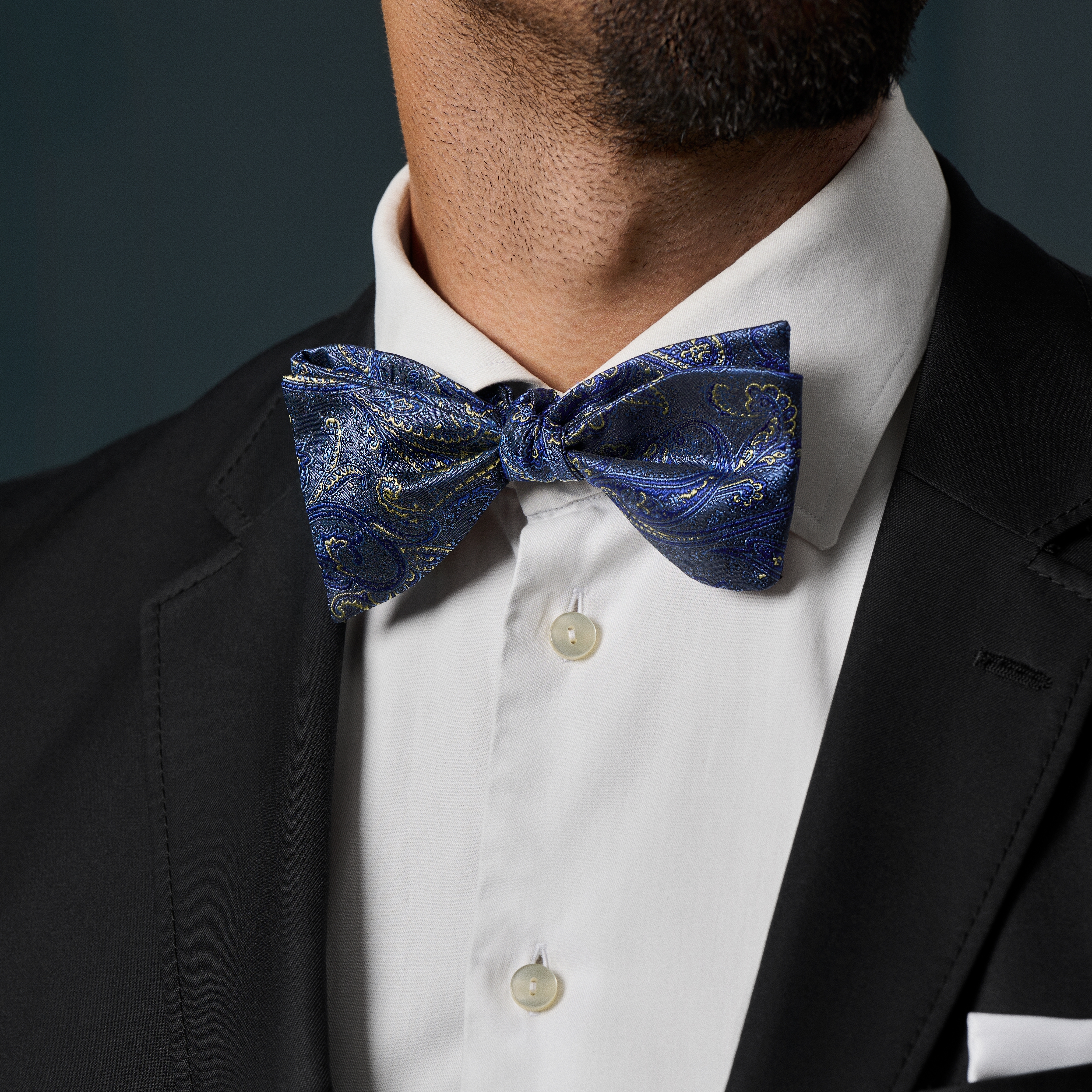 Hodvábny viazací motýlik so vzorom paisley v bledomodrej a zlatej farbe - 3