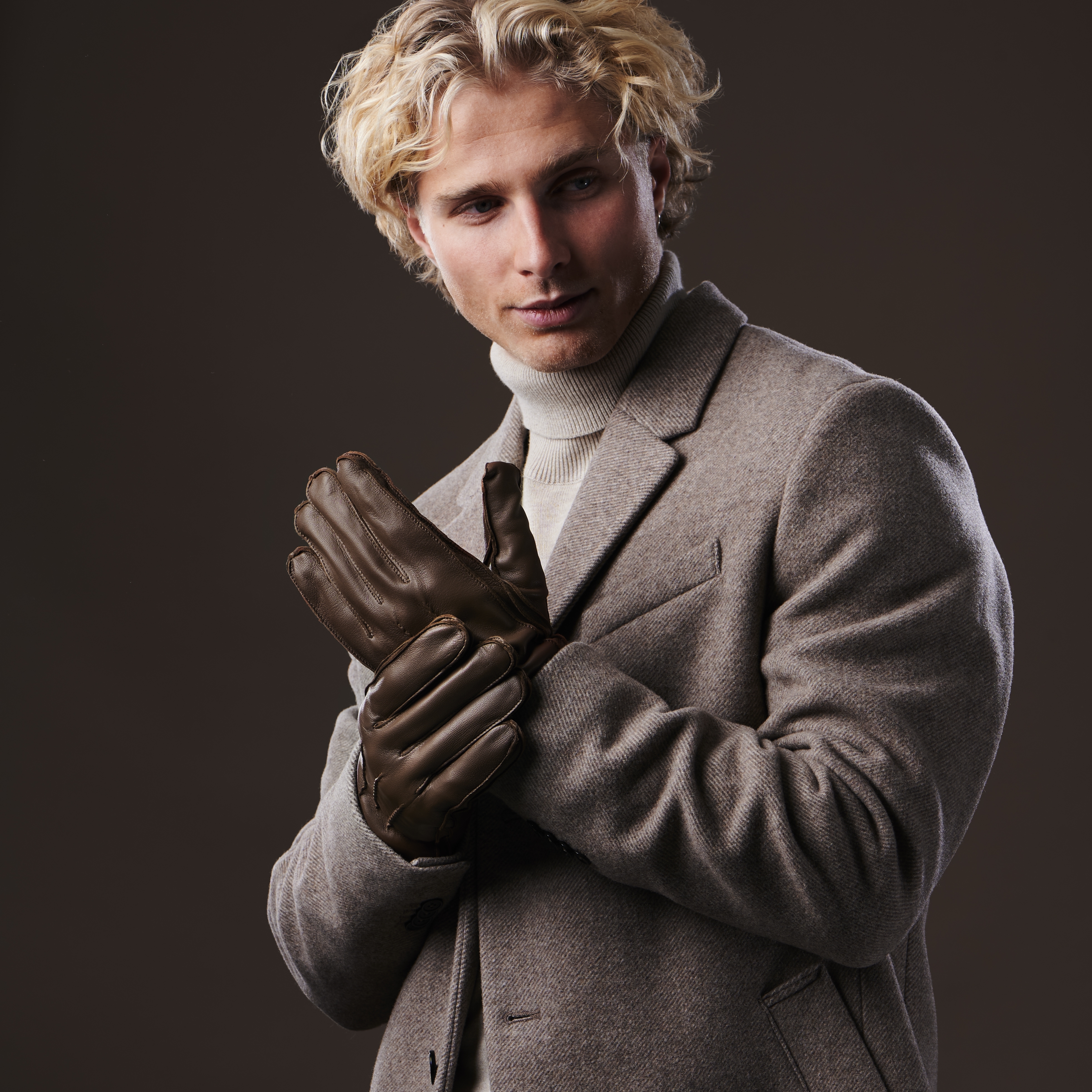 Skārienjutīgi aitādas cimdi brūnā krāsā ar adītu aproci - 4