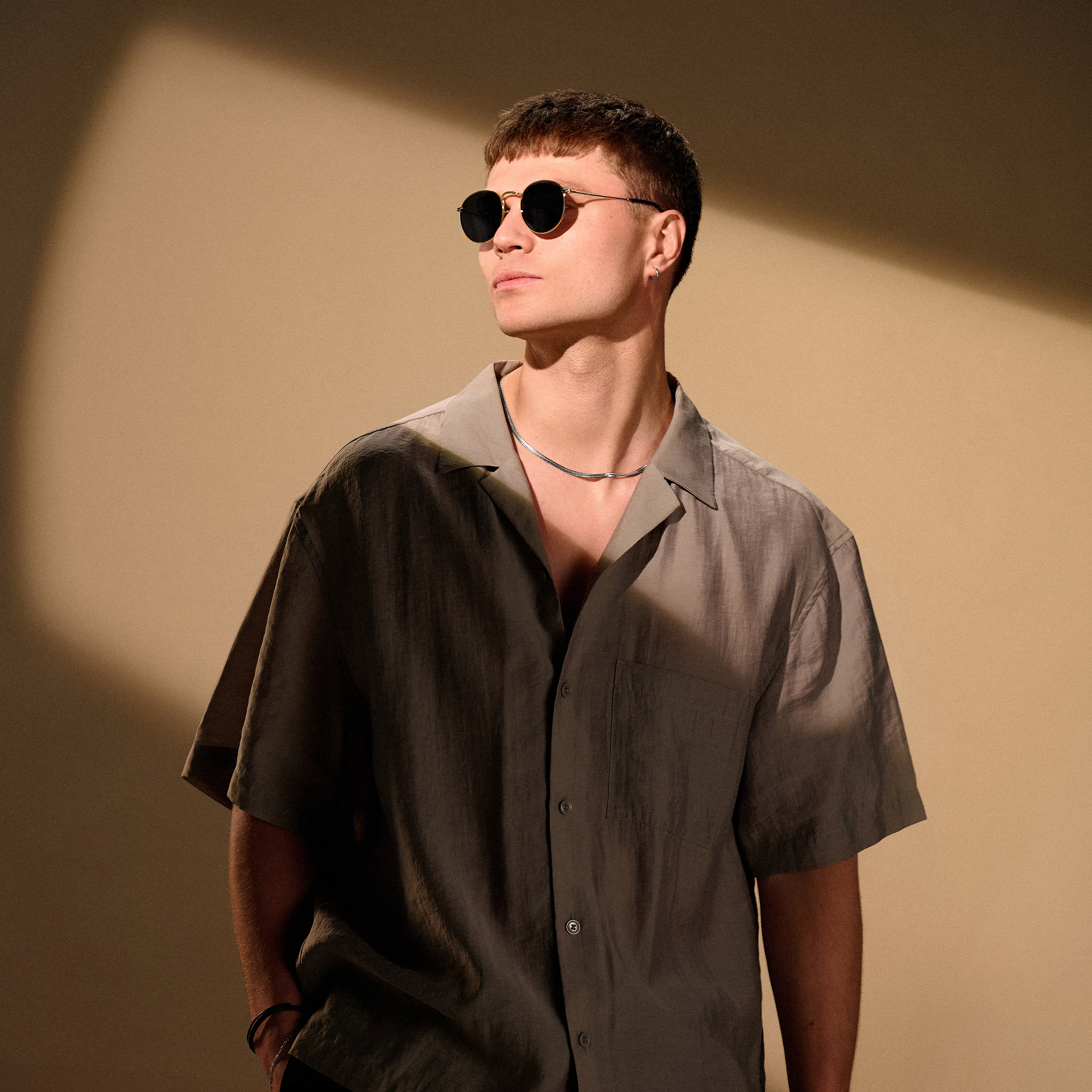 Polariserade runda solglasögon med svarta linser och bågar i guldfärgat kirurgiskt stål - 4