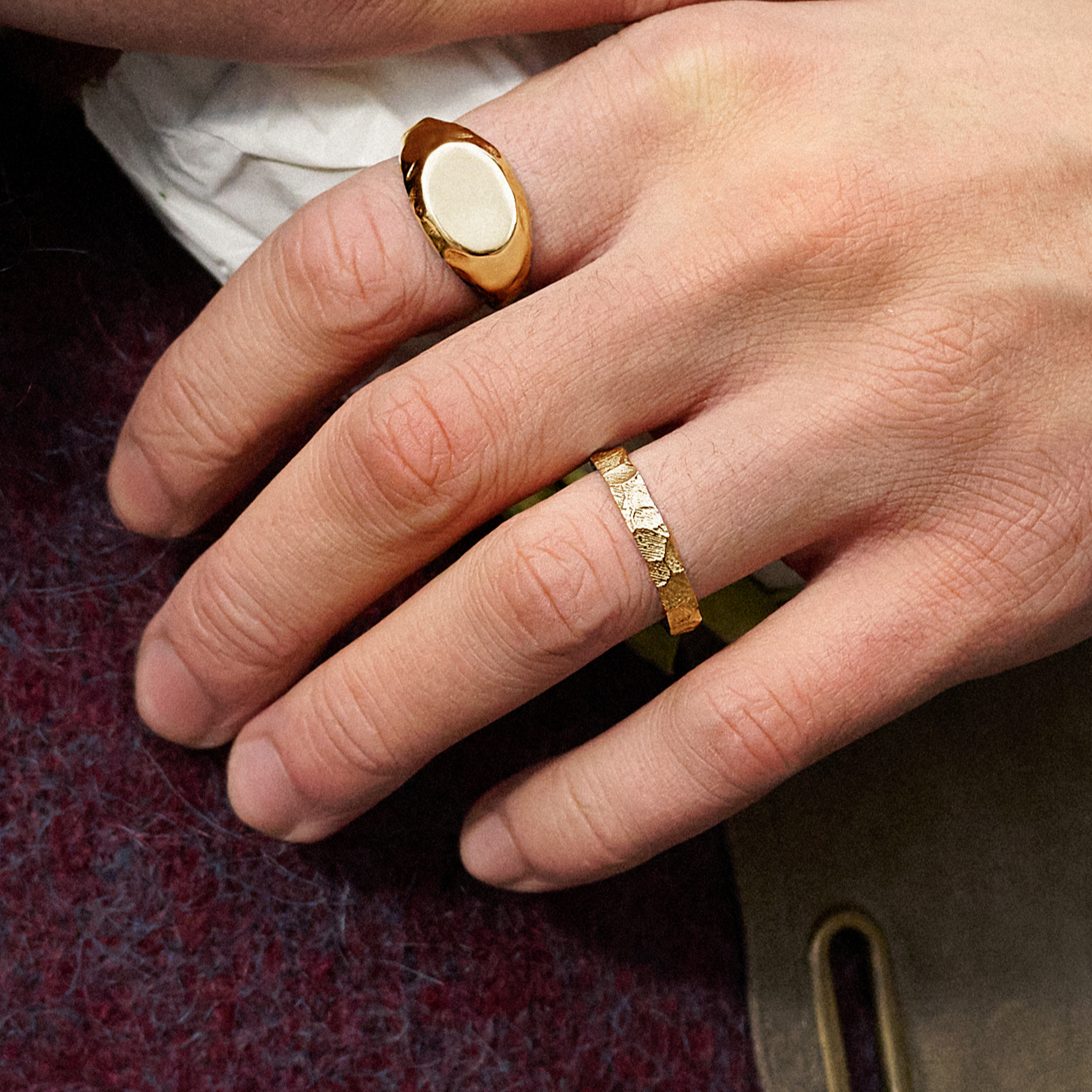 New Classics | Anello da 4mm in acciaio inossidabile color oro con finitura rustica - 3