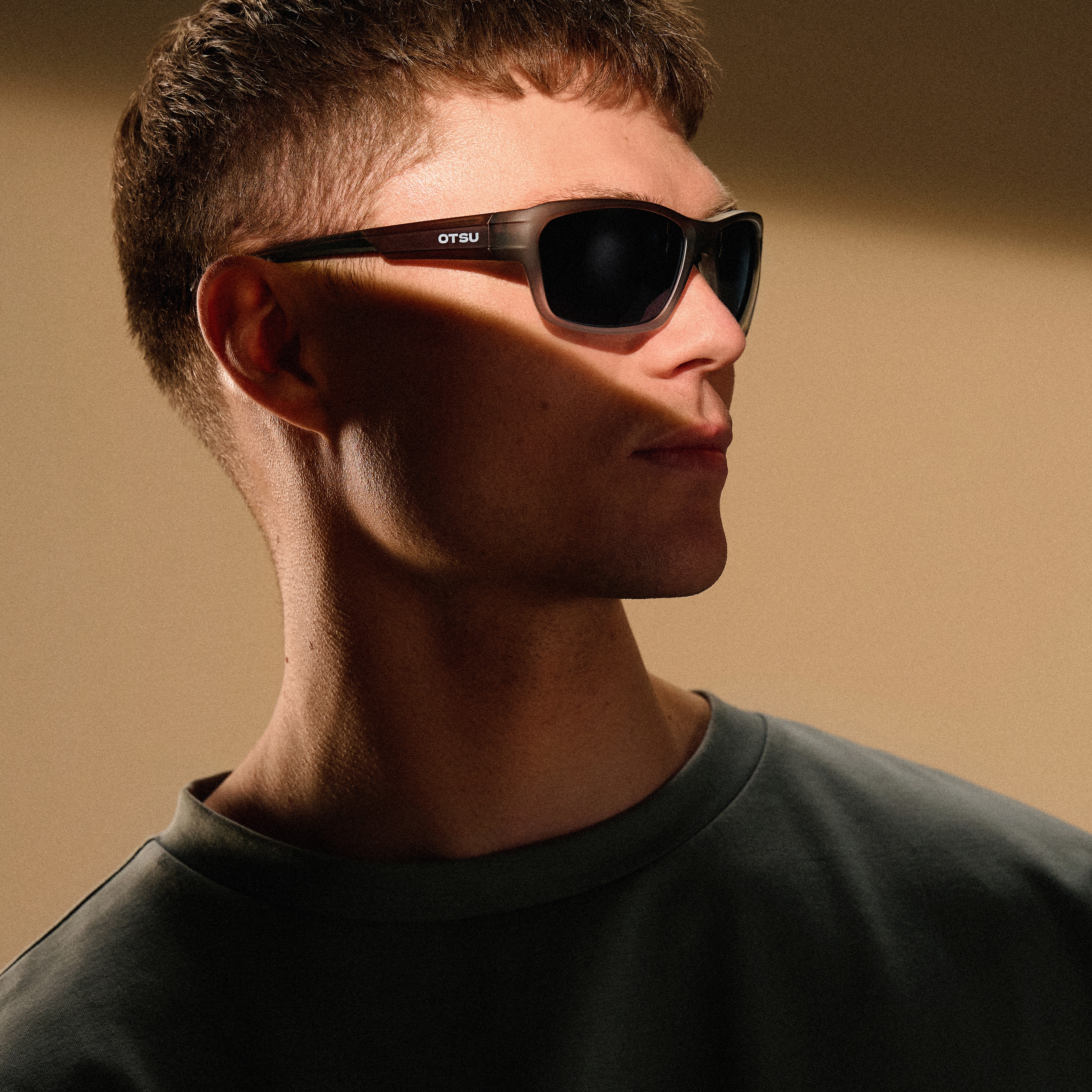 Polarisierte graue Sportsonnenbrille mit schwarzen Gläsern - 4