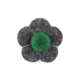 Broche de solapa con flor gris y verde