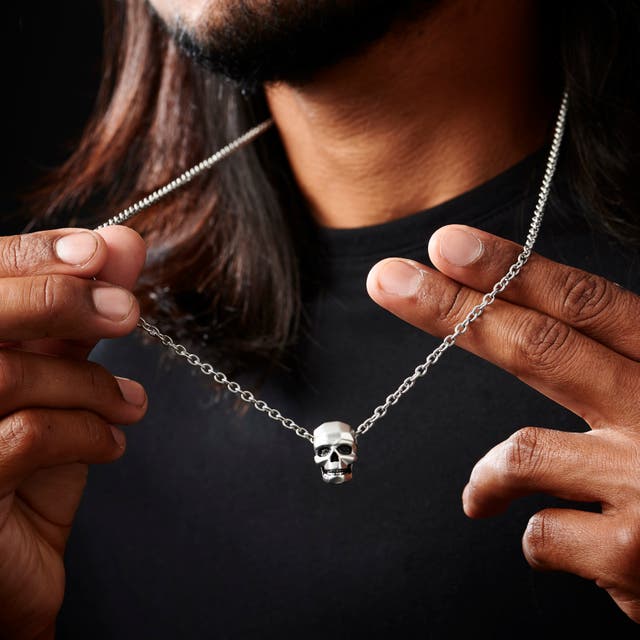 From choosing the right chain to wearing dog tags and crosses, discover how to wear a man’s necklace with style.