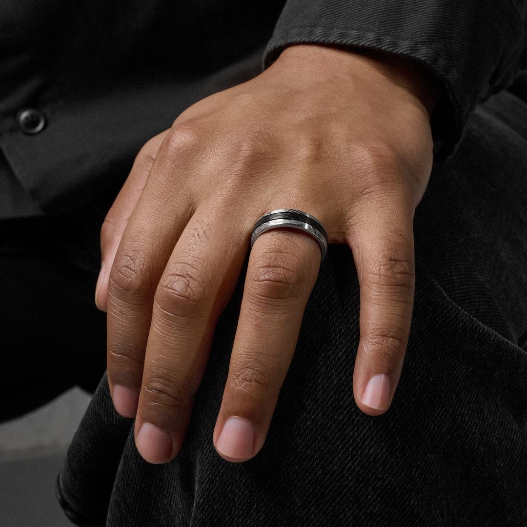 Fortis | 7 Mm Gunmetalgrijze En Zilverkleurige Ring Van Damascusstaal Met Onyx Inleg P Fortis | 7 Mm Gunmetalgrijze En Zilverkleurige Ring Van Damascusstaal Met Onyx Inleg P