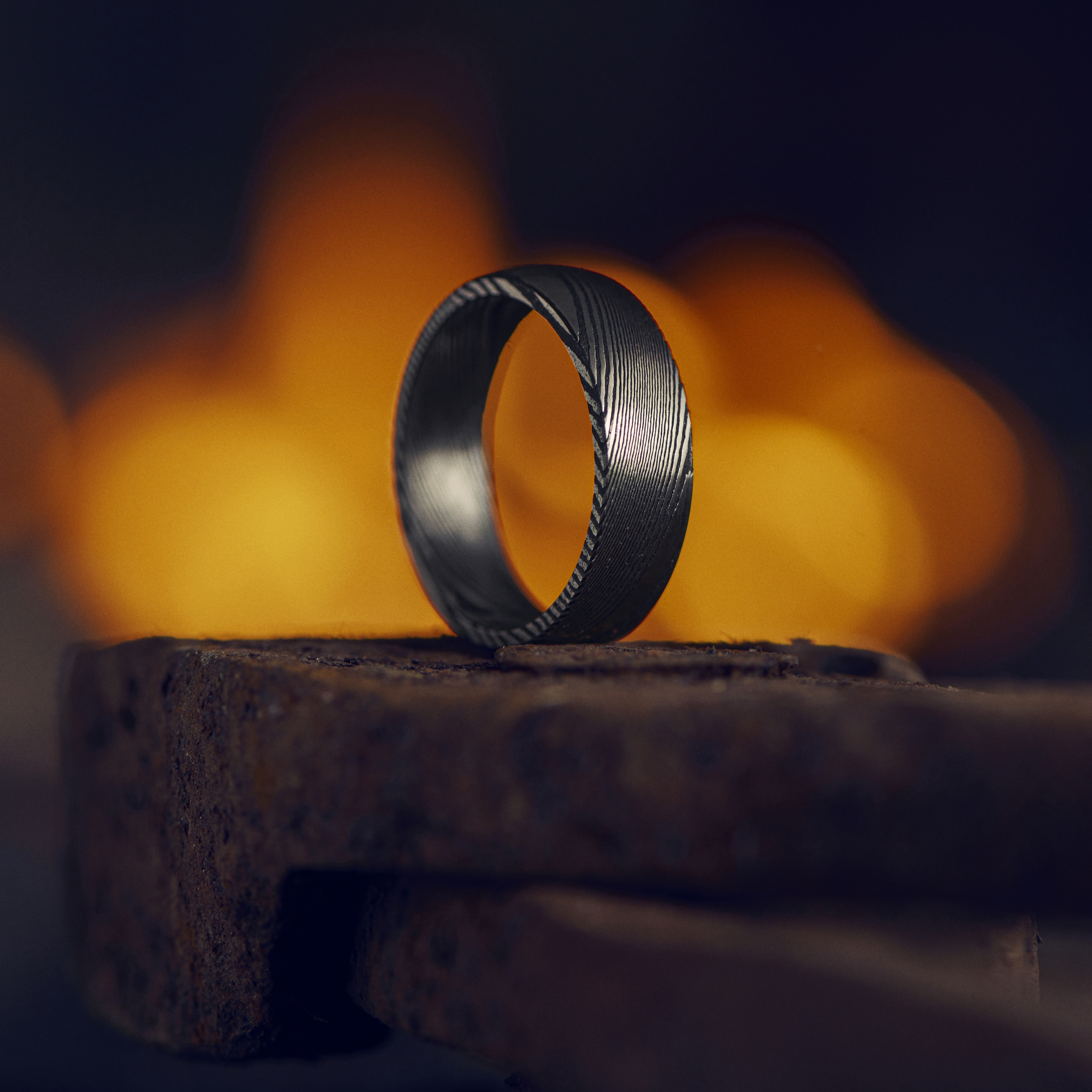 Fortis | 7 mm  Anillo media caña de acero de Damasco en plateado y gris  - 2