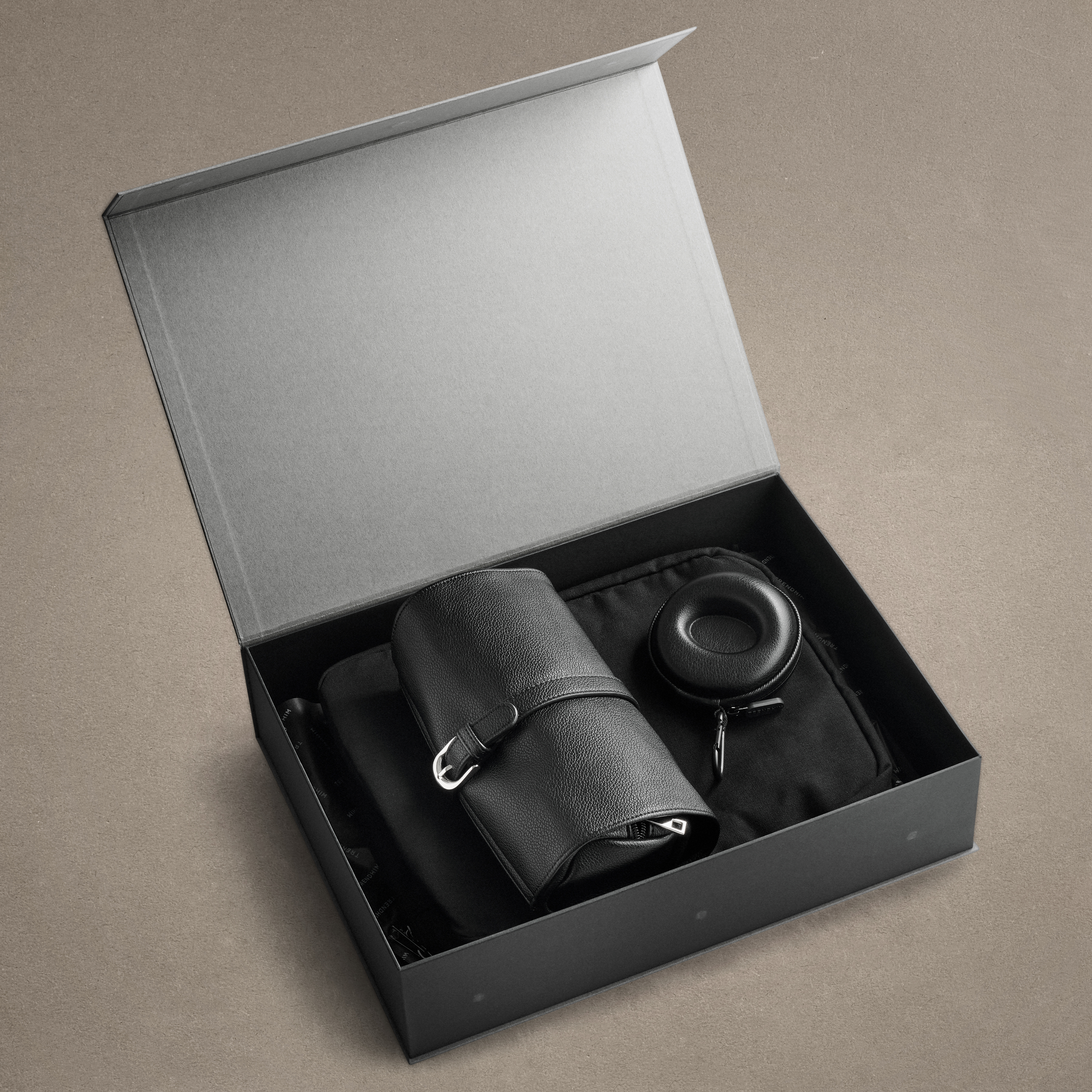 Deluxe Presentpaket med Resenödvändigheter | Svart Läder & Canvas - 3