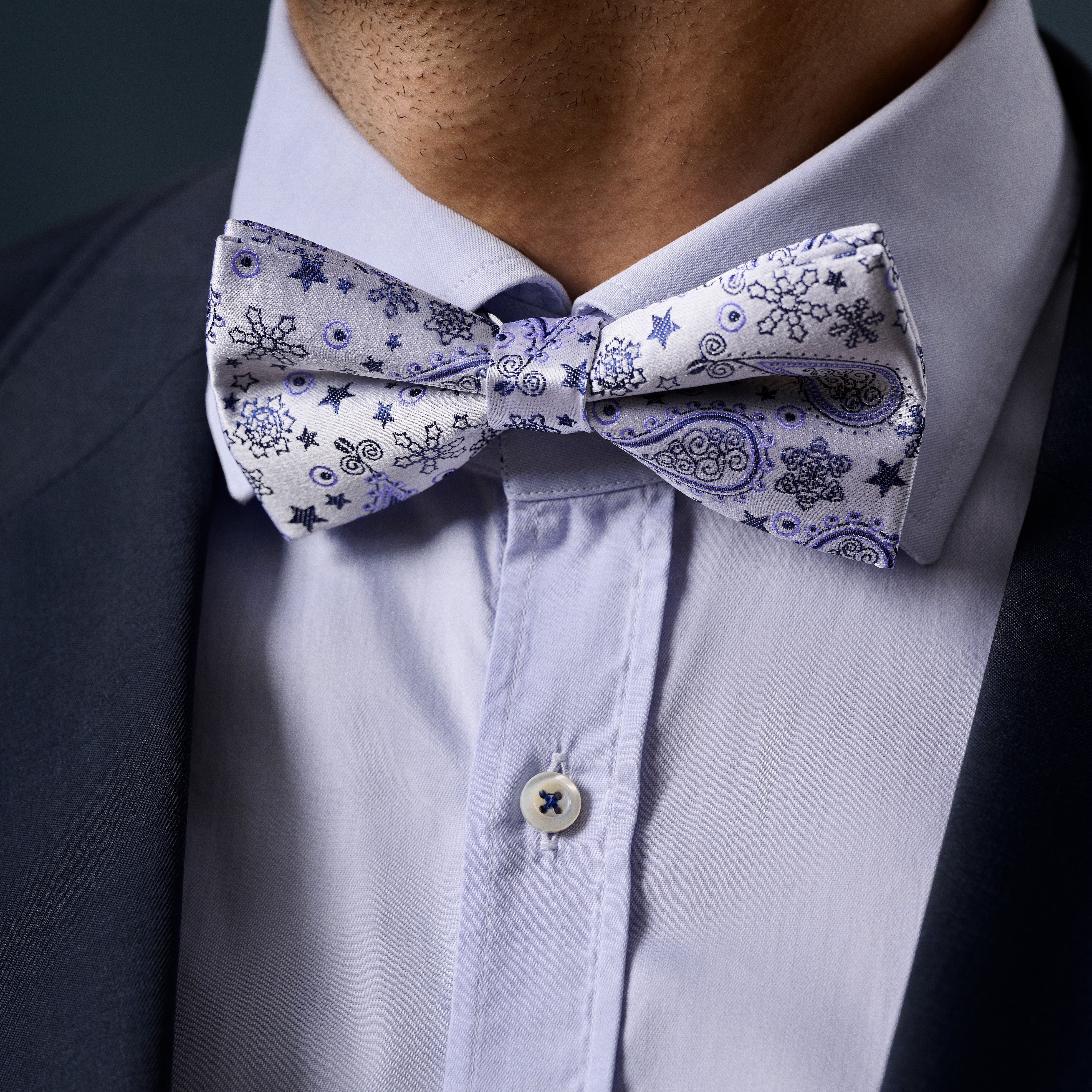 Balta ir mėlyna peislio rašto šilkinis iš anksto surištas peteliškės kaklaraištis - 3