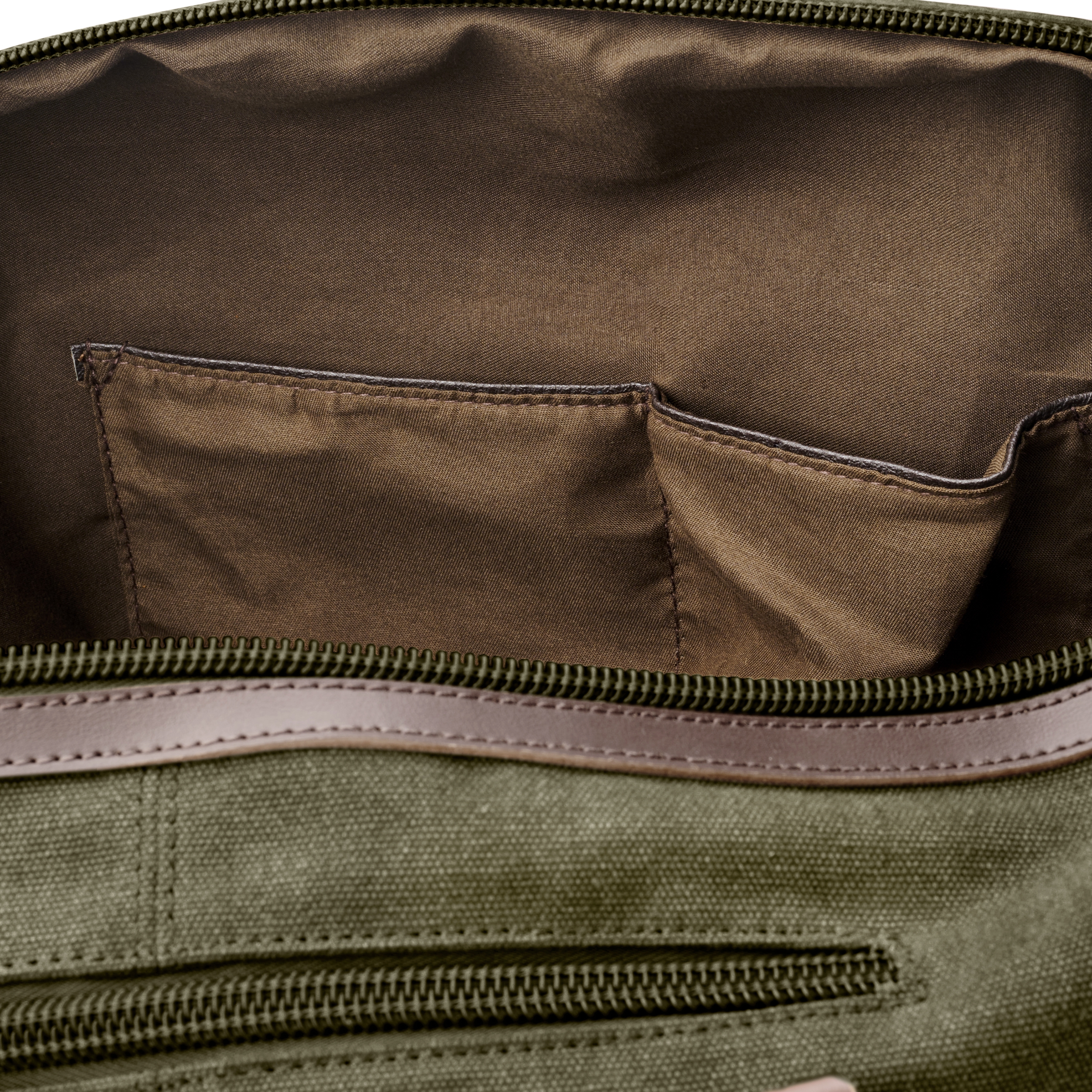 Militärgrön Duffelväska i Canvas med Bruna Läderdetaljer - 6