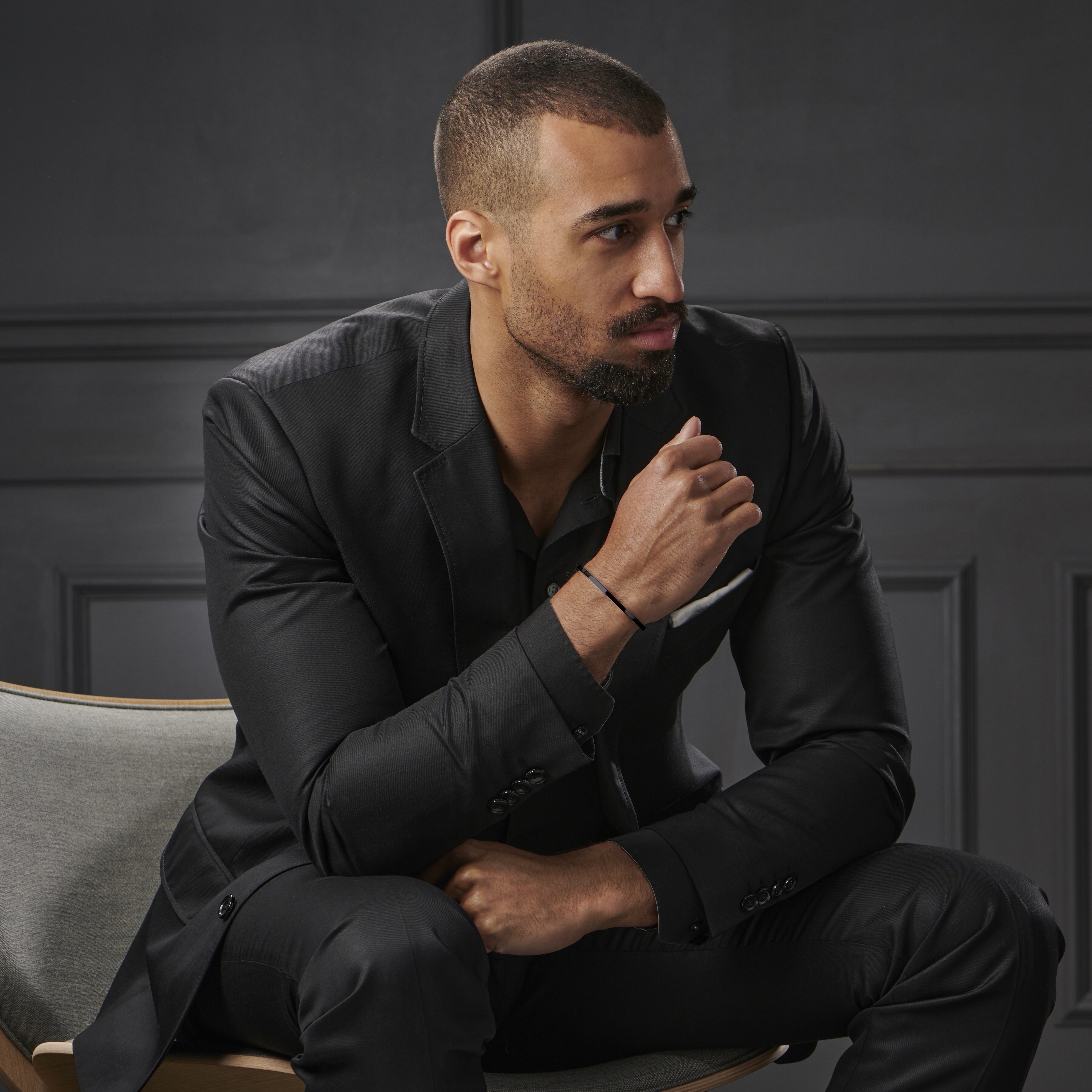 Fekete tónusú vékony karperec - 6