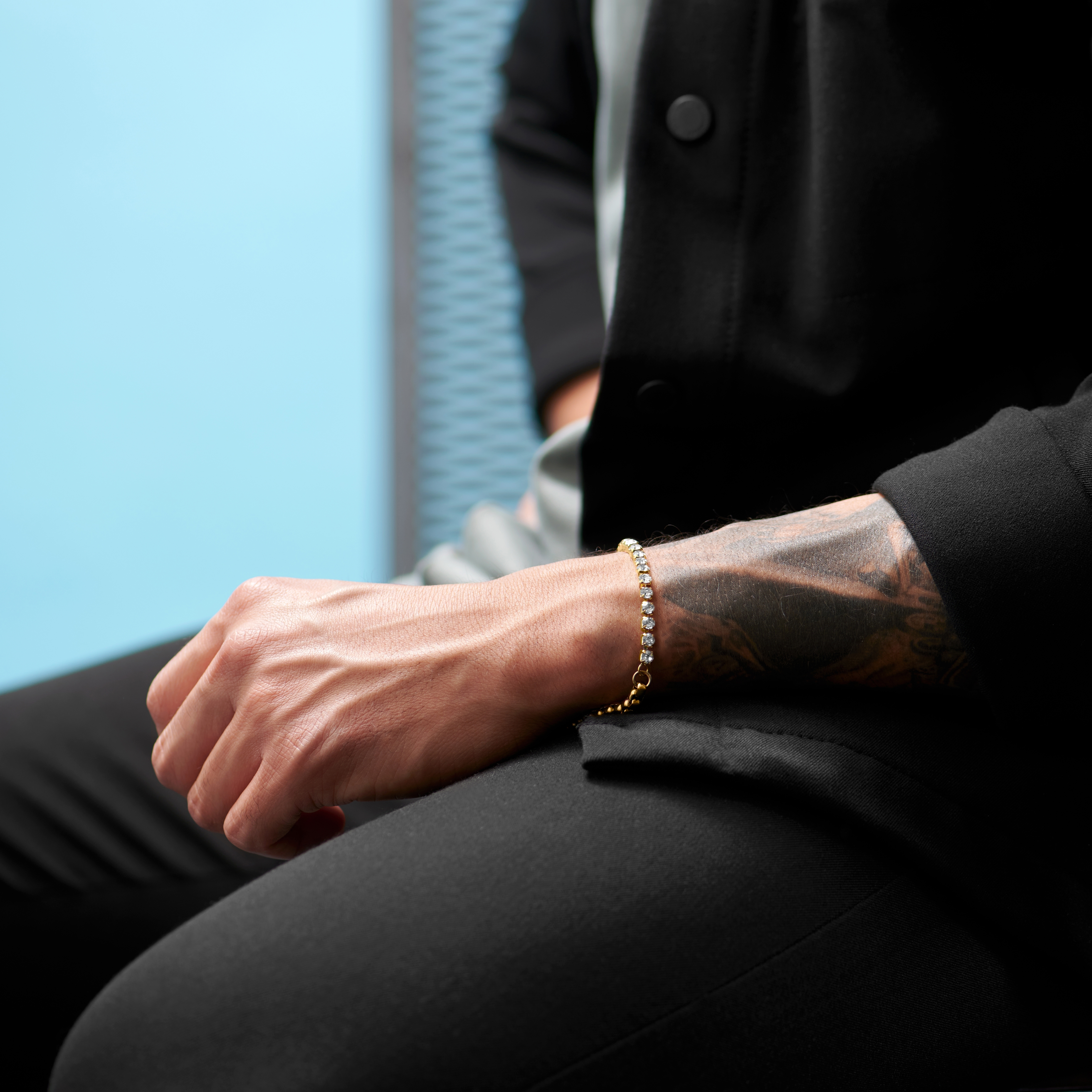 Retiazkový náramok v zlatej farbe so sklenými diamantmi Craig Amager  - 3