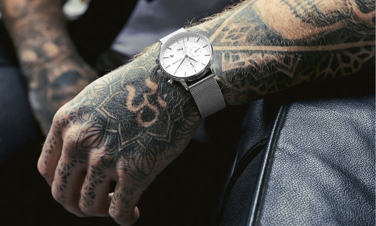 Nakupujte novou a vylepšenou kolekci Ternion. 24hodinové hodinky mají datumové okénko, ukazují den v týdnu a čas v 24hodinovém režimu. Na ciferníčku si můžete nastavit čas jiného časového pásma. Hodinky jsou poháněny mimořádně spolehlivým japonským strojkem Miyota 2035.