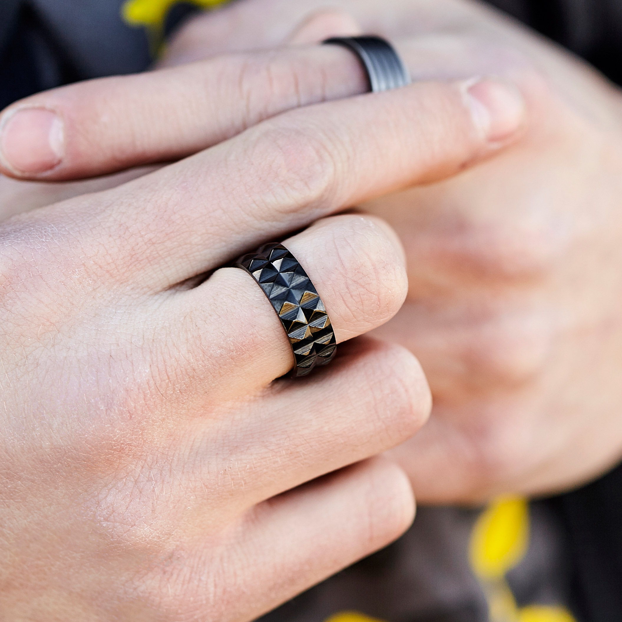 Musta teräksinen niittisormus - 3