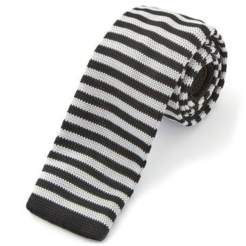 Eenvoudige gestreepte gebreide stropdas
