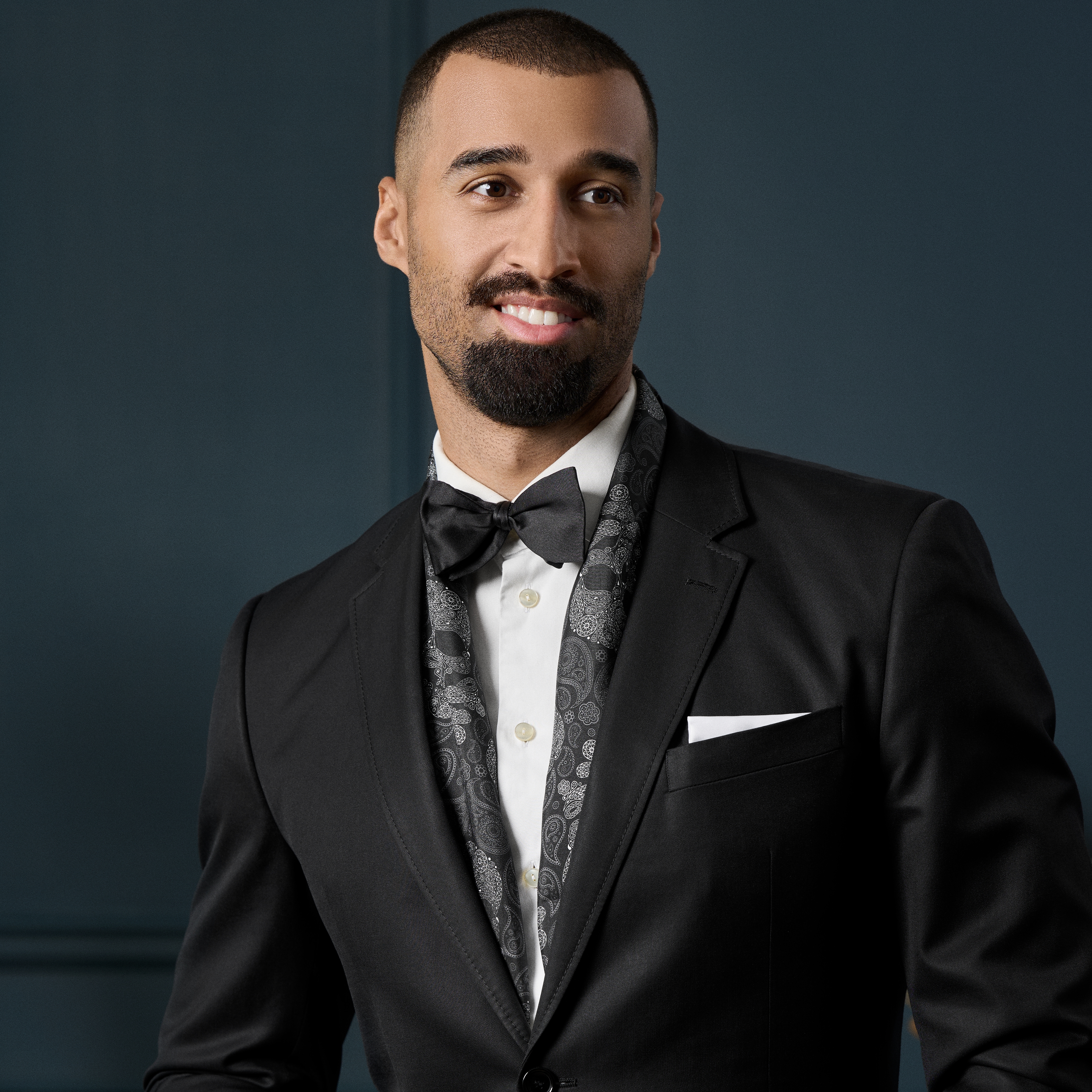 Peislija un galvaskausu raksta zīda šalle melnā un pelēkā krāsā - 4