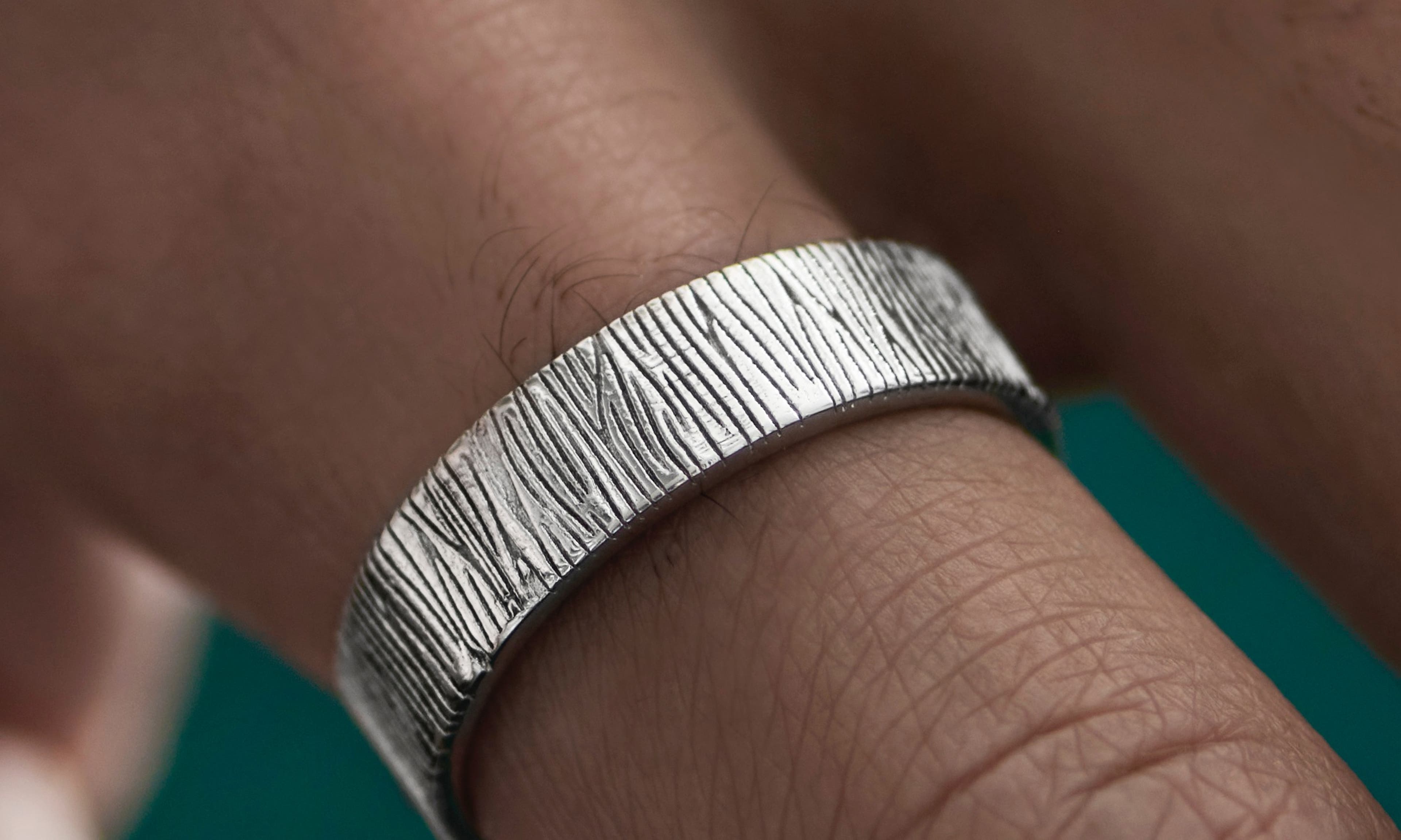 Design danese con linee pulite in argento sterling rodiato