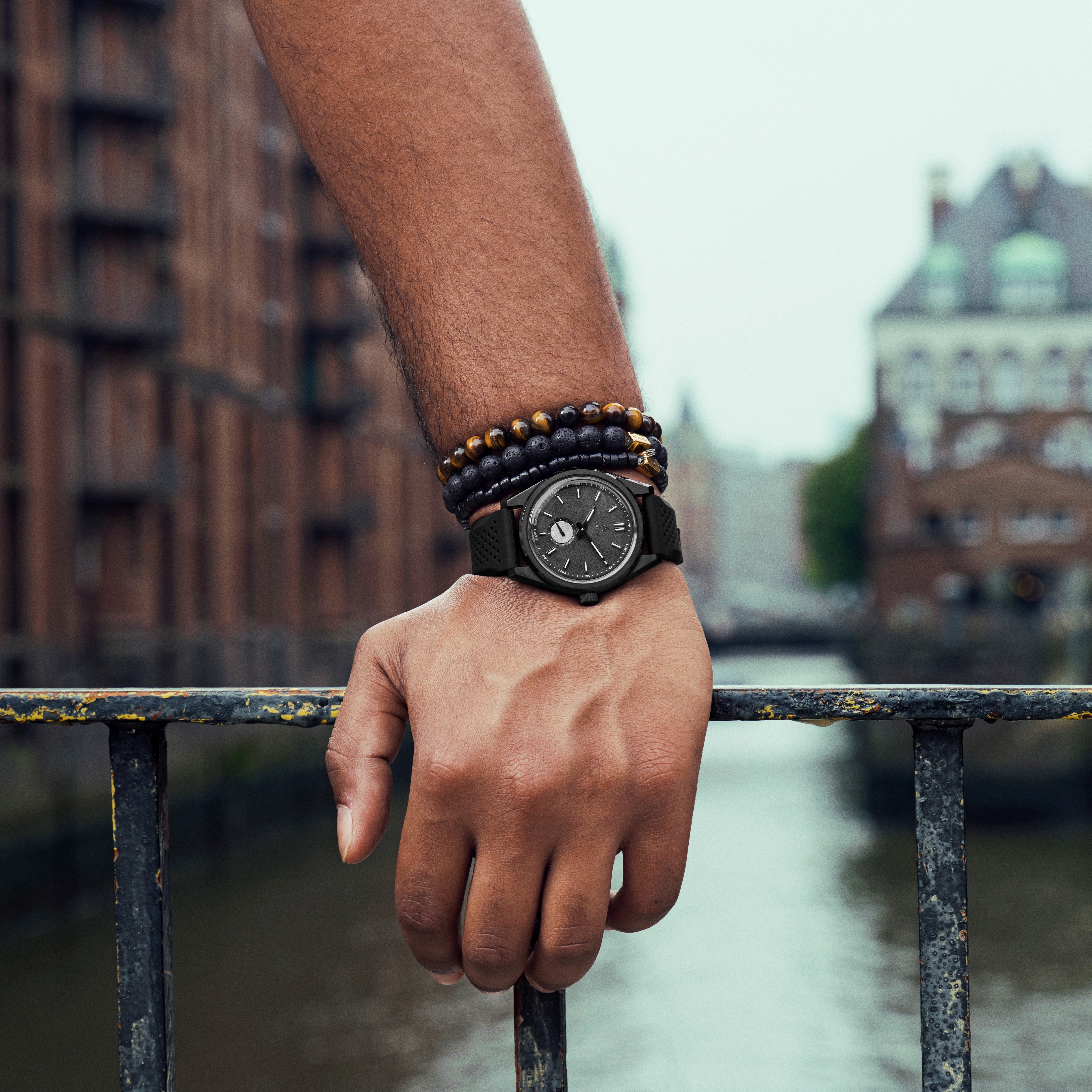 Mond black watch price new arrivals