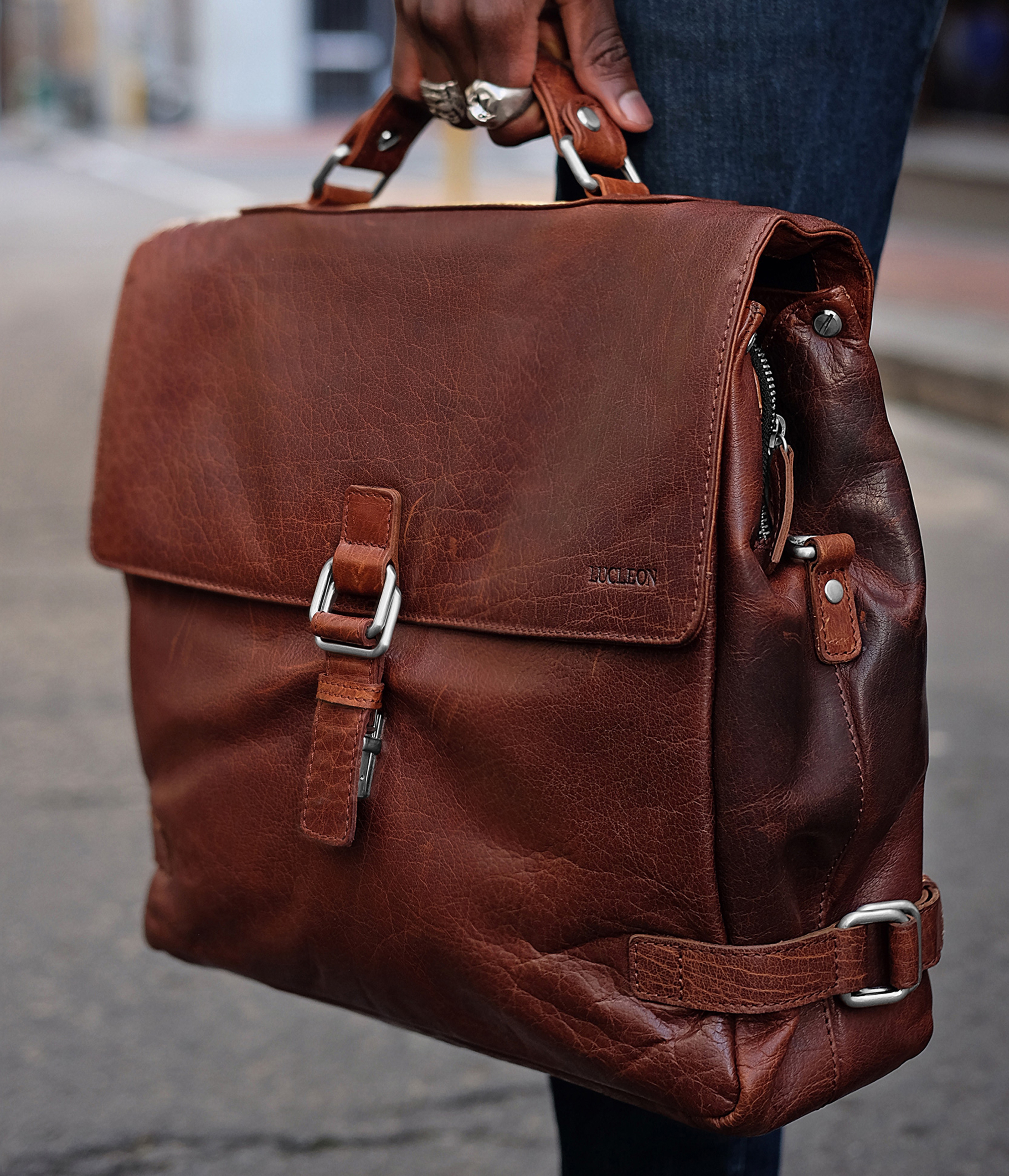 Lucleons Luxury portföljer fångar vintagelooken med sina stora flikar med spännen och bekväma vadderade handtag. De kommer med 3 separata fack för din bärbara dator och papper.