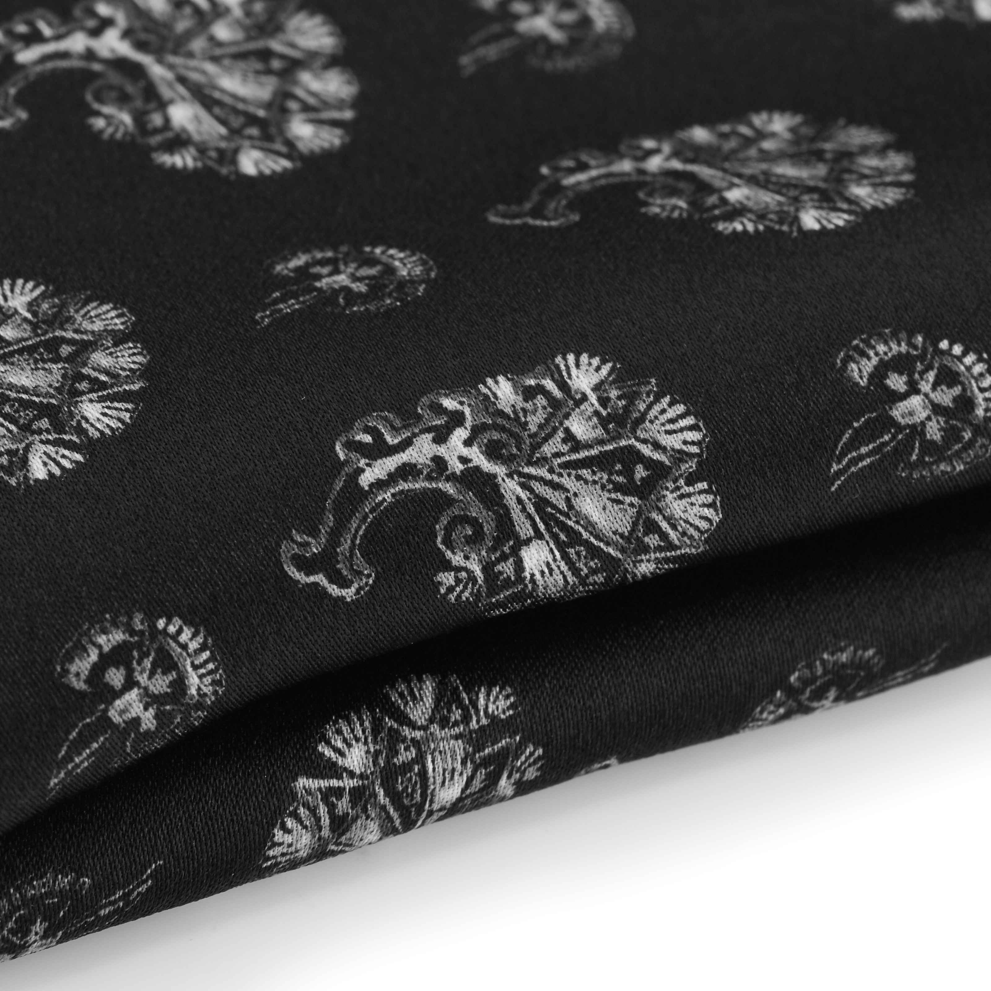 Svart og Grått Lommetørkle med Innrammet Blomstermønster - 2