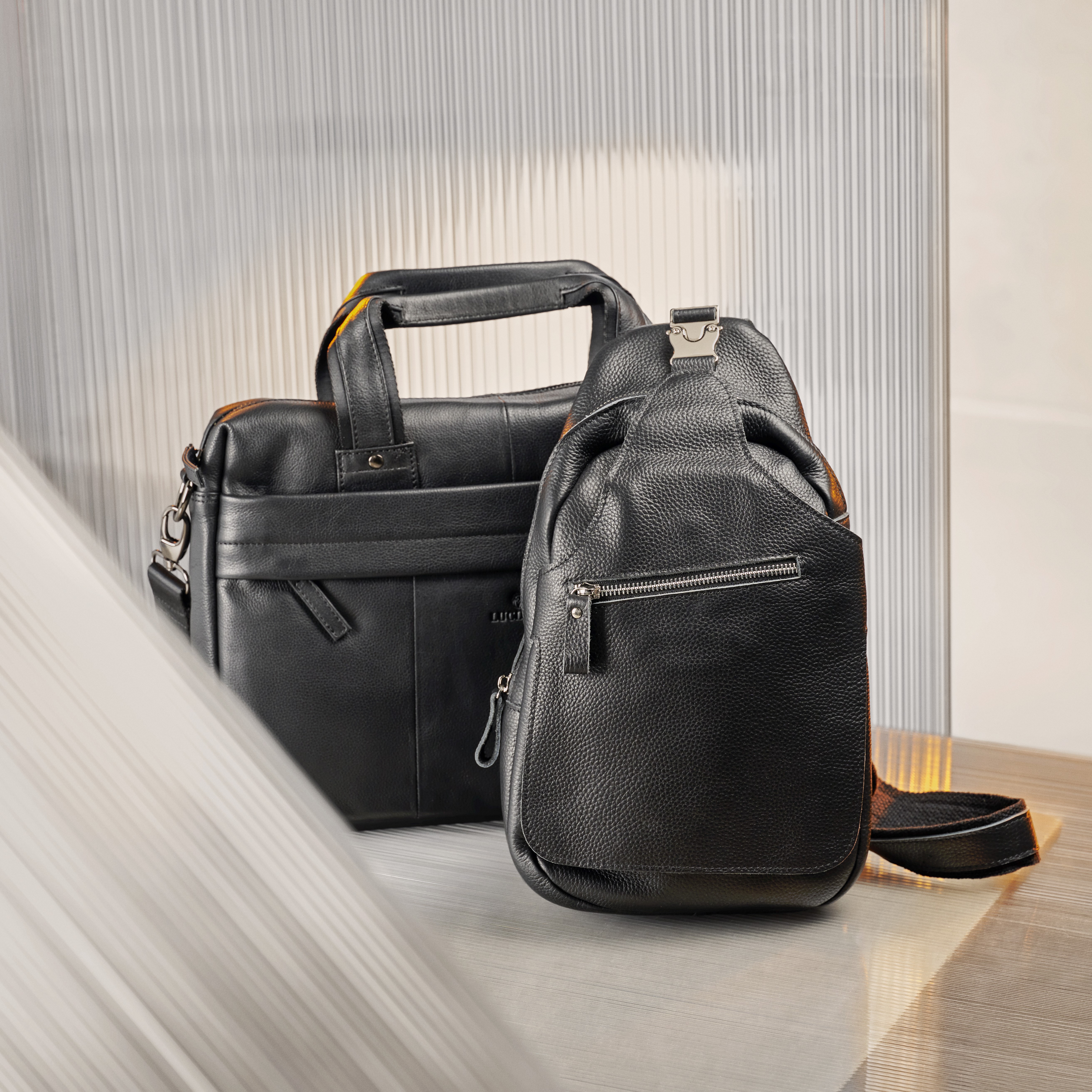 Juoda aukščiausios kokybės grūdėtos odos nešiojamojo kompiuterio rankinė - 2