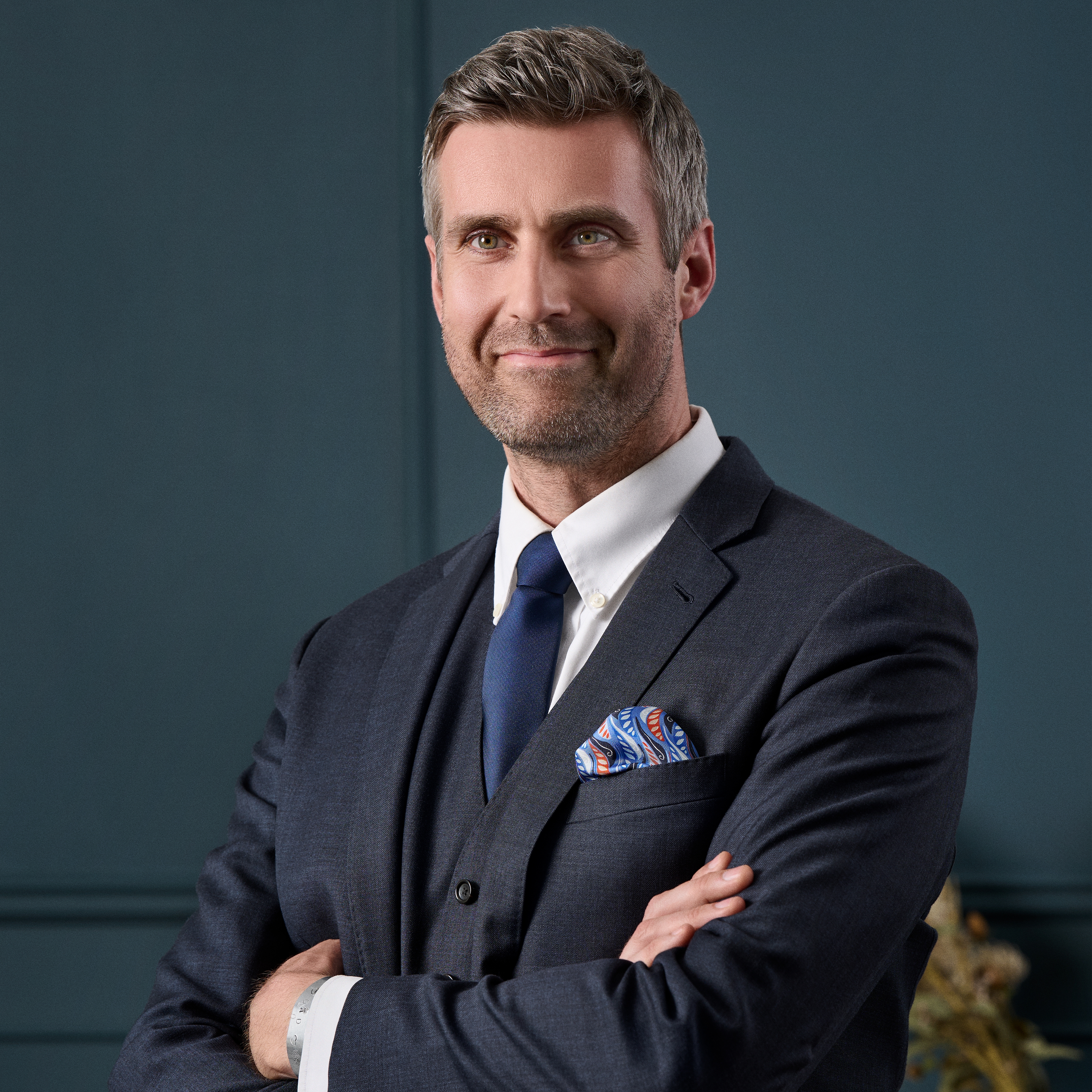 Virtuo | Pochette de costume en soie à motifs de plumes bleues - 4