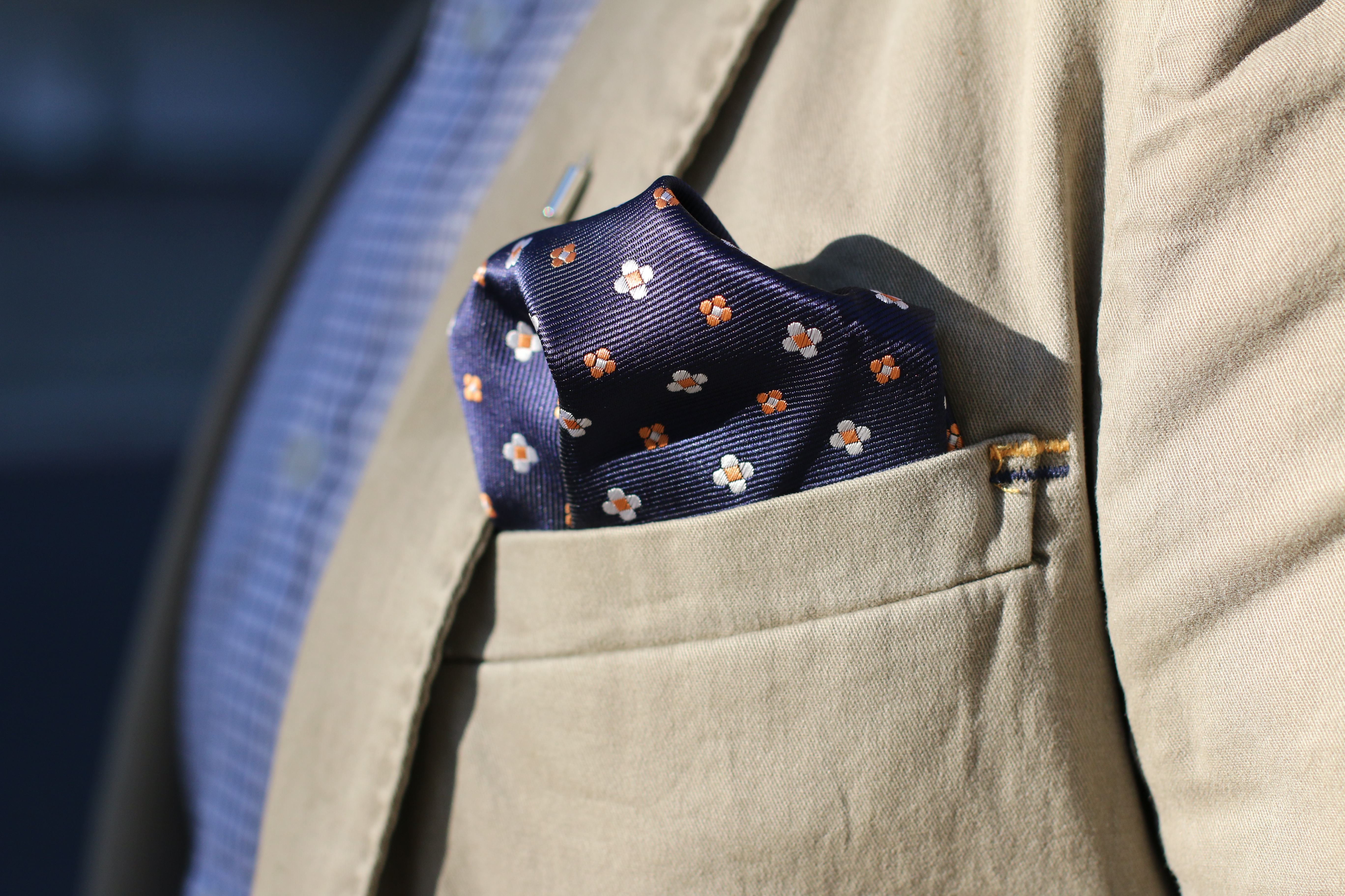 Pochette de costume bleue à motif floral - 4