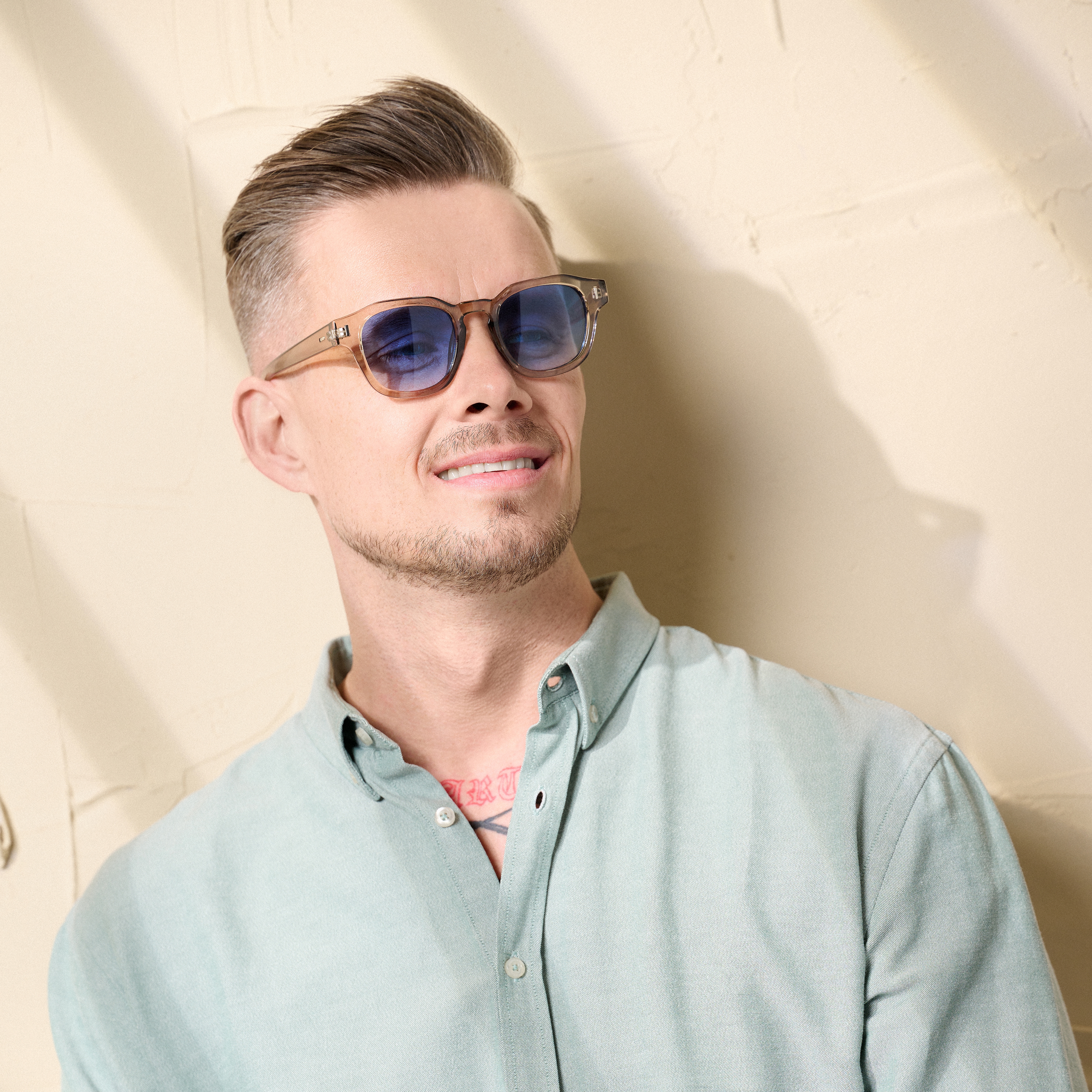 Priehľadné a modré gradientné geometrické slnečné okuliare s vyvýšeným rámom - 5