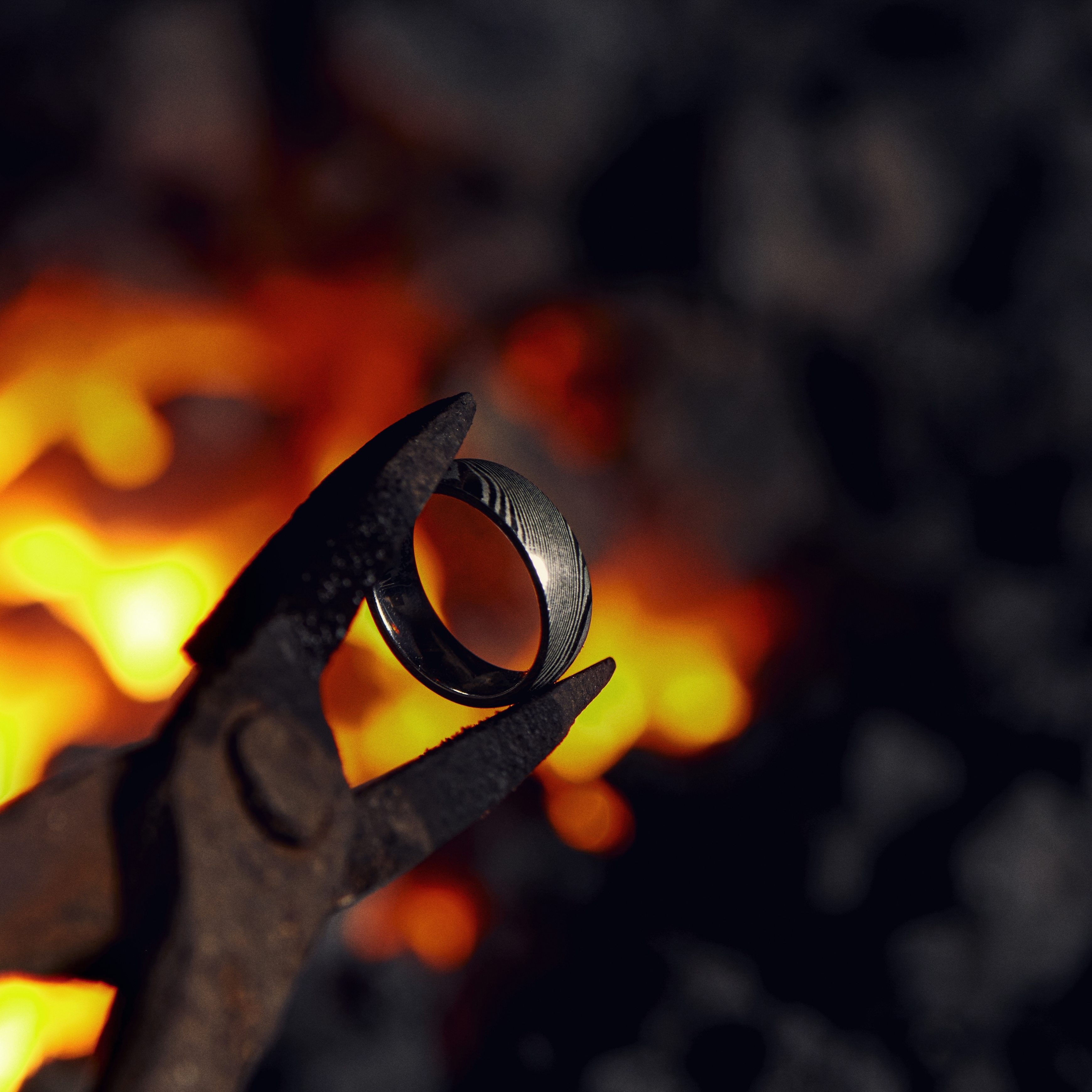 Fortis | 7 mm  Anillo media caña de acero de Damasco en plateado y gris  - 4