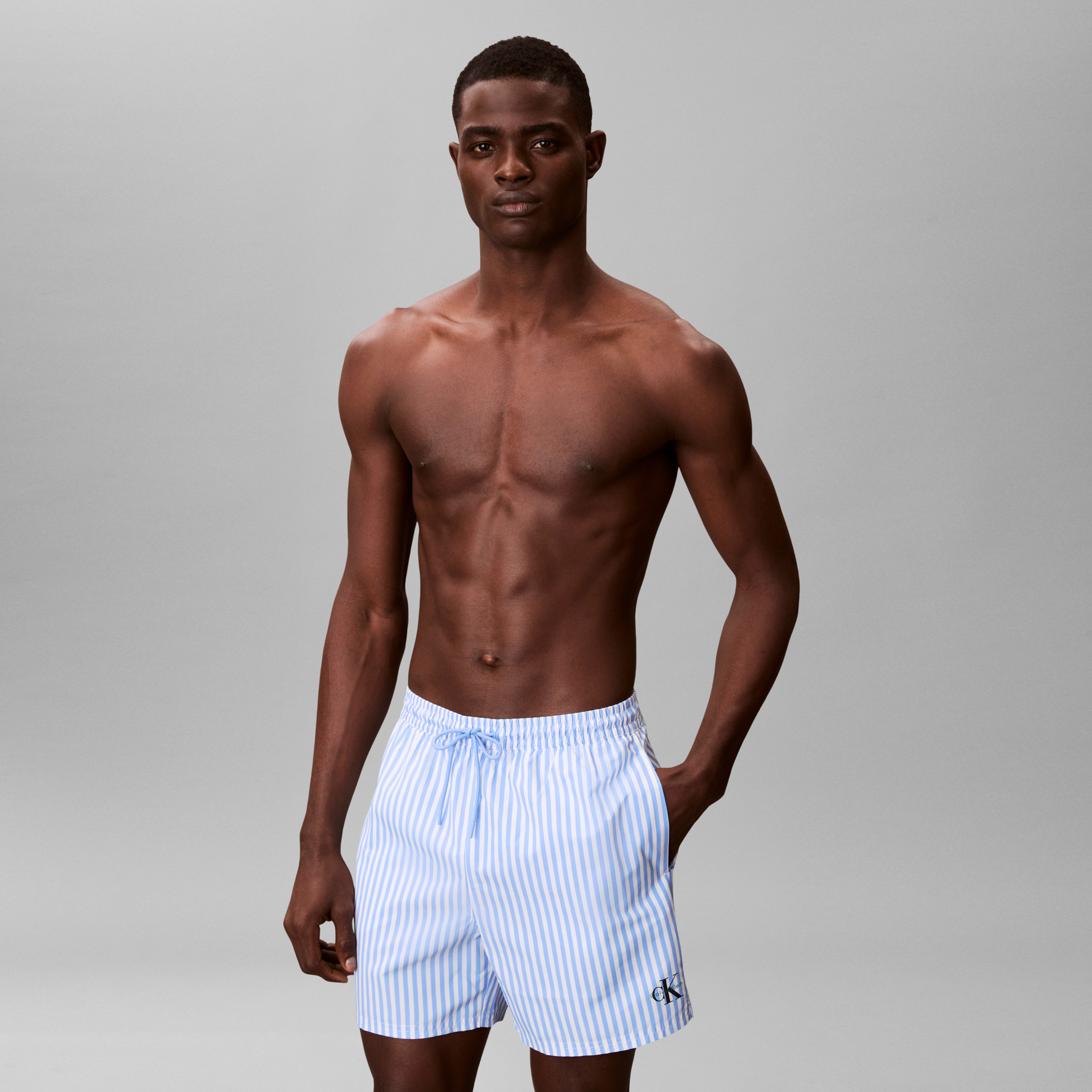 Calvin Klein | Bledomodré pruhované plavkové šortky - 2