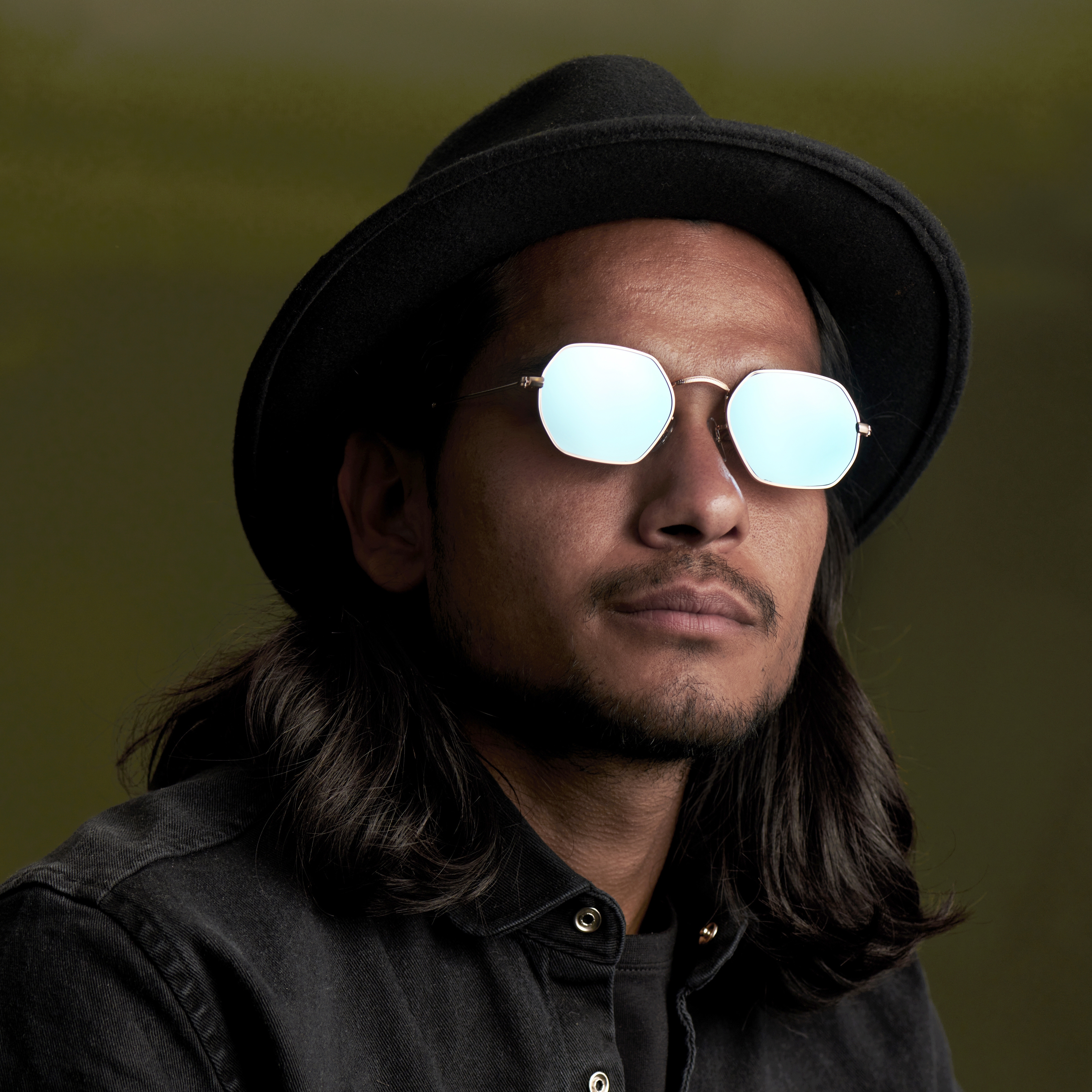 Muodikkaat kullanväriset aurinkolasit sinisillä linsseillä - 5