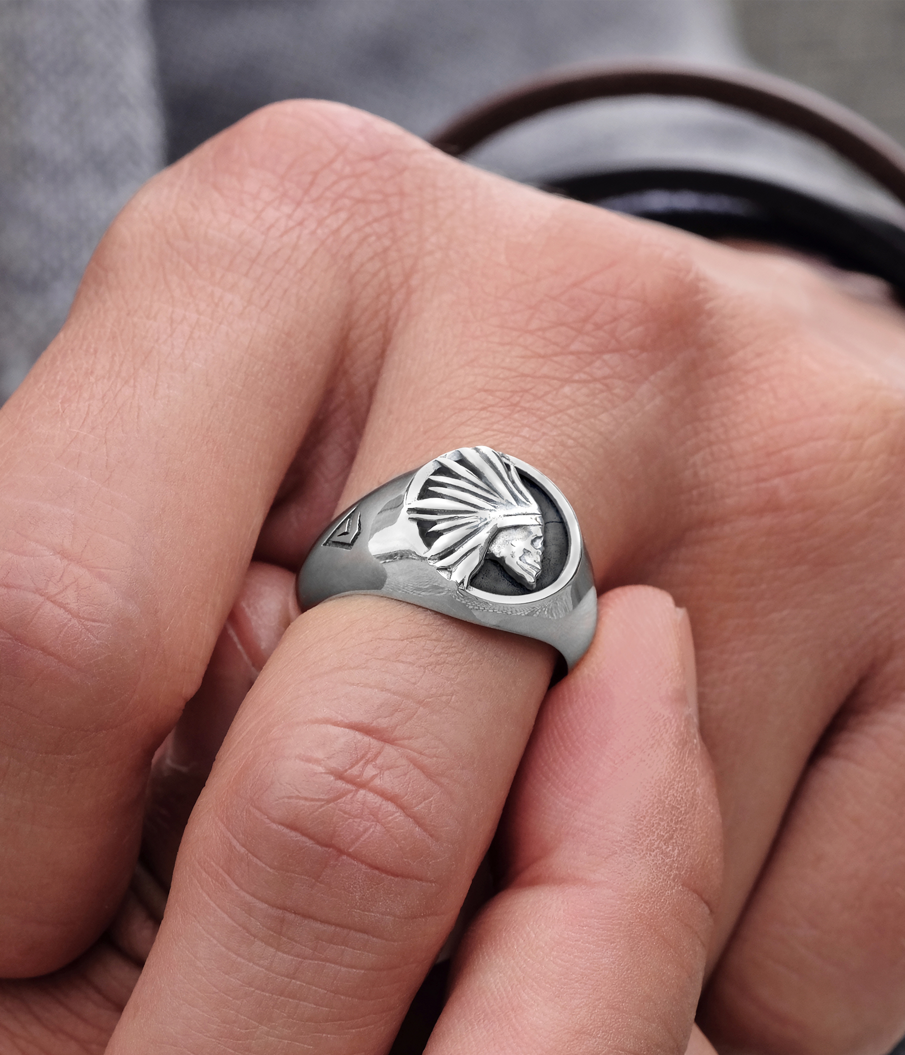 Prachtig gedetailleerd, is de Tribal schedelring in geoxideerd, massief 925 zilver een blikvanger.