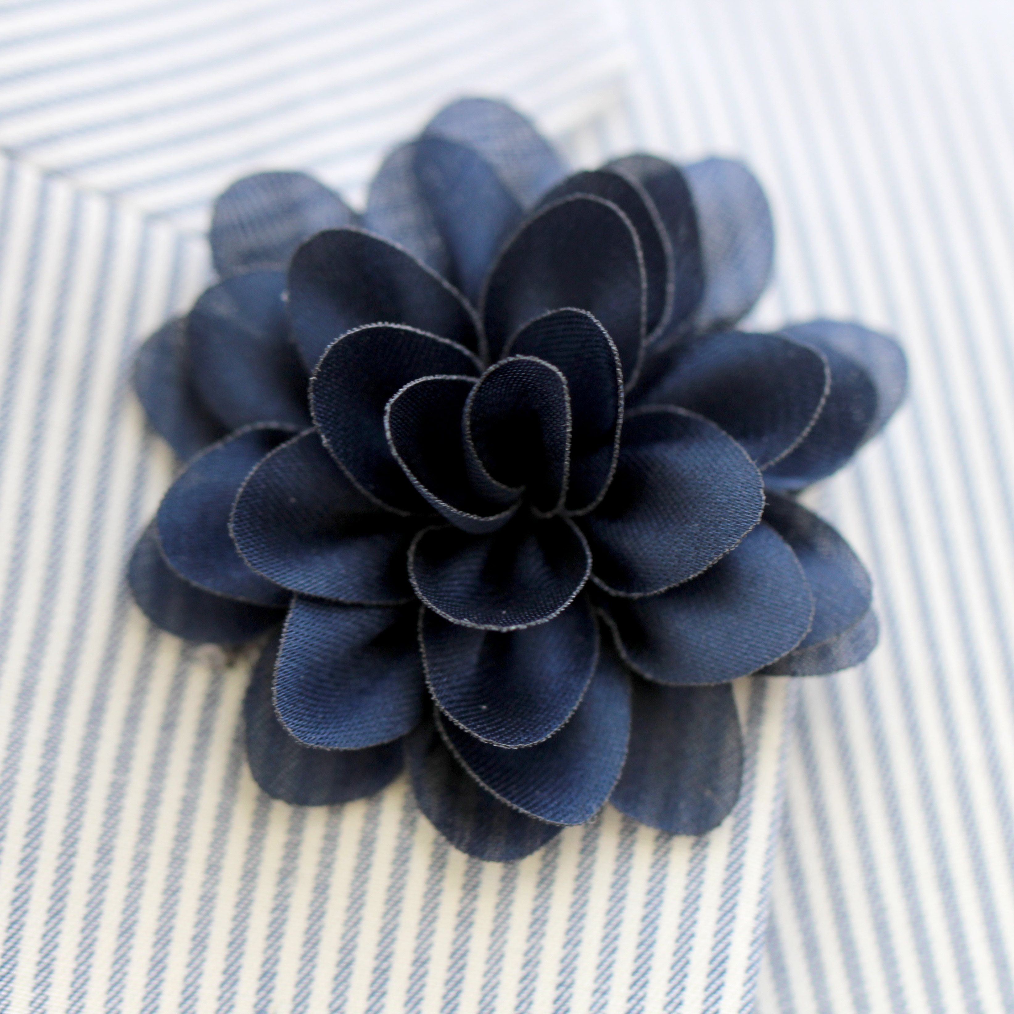 Boutonnière à fleur bleu marine "La Subtile" - 3
