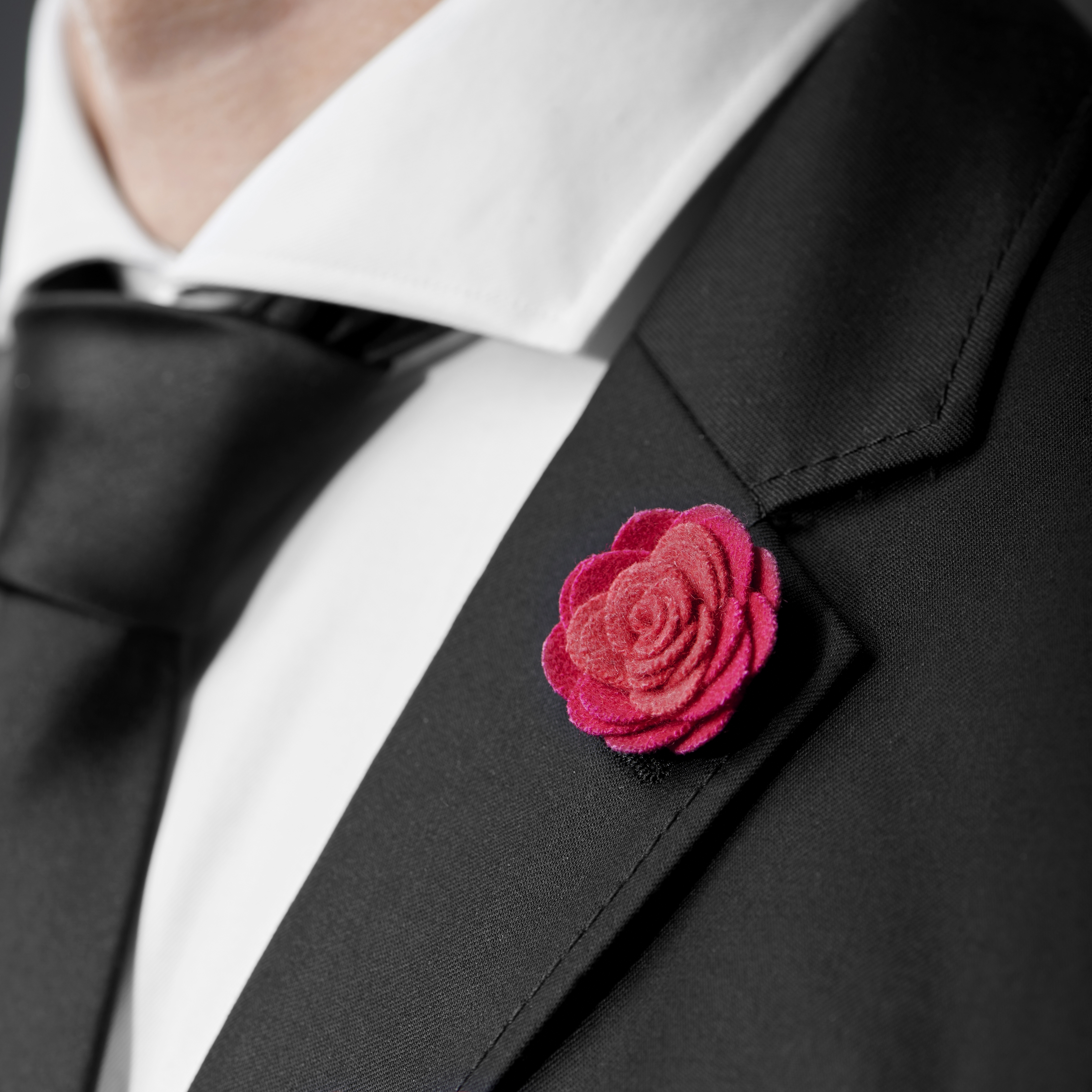 Tmavě červená a růžová květina do klopy  - 4